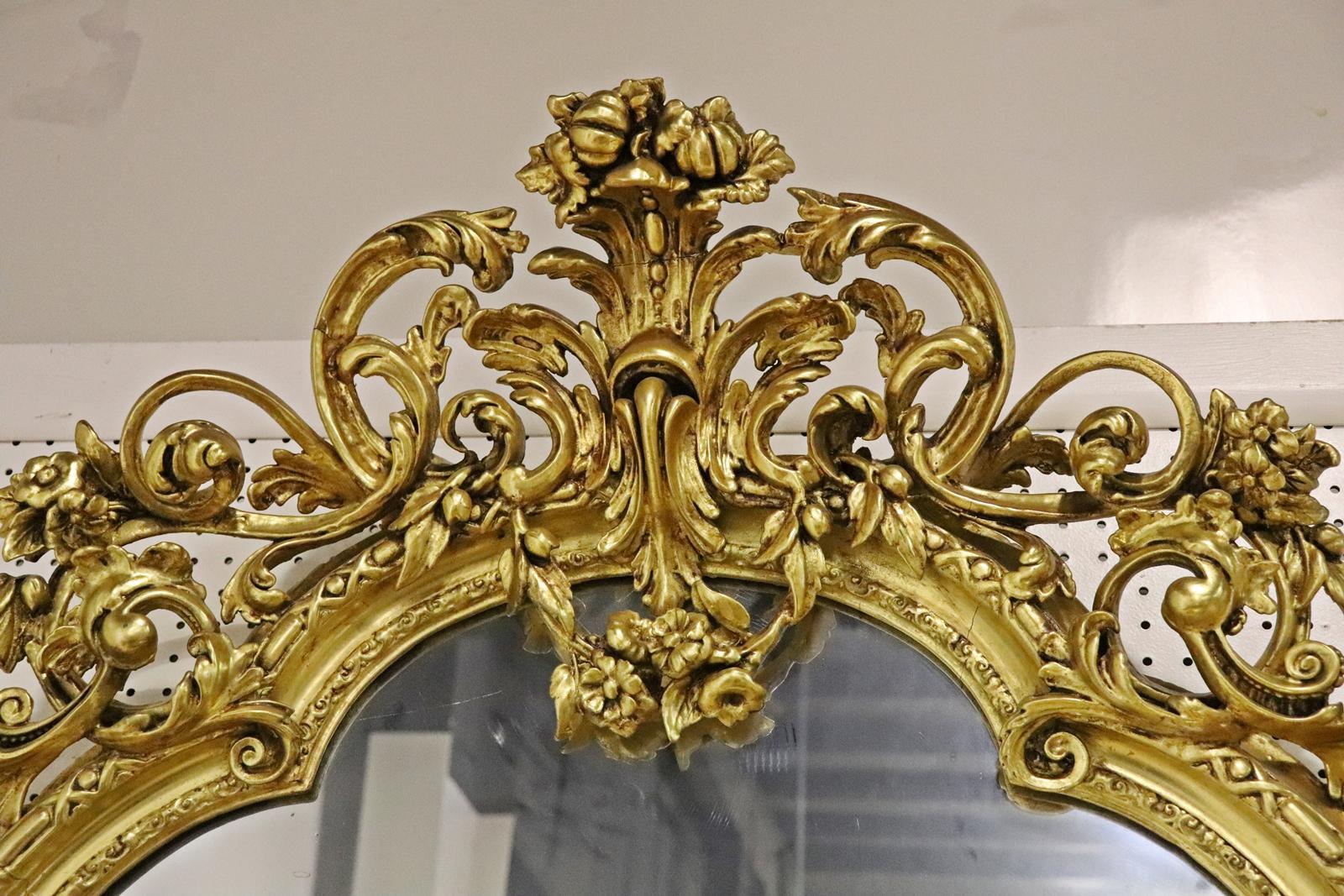Inizio XX secolo Monumentale specchio da parete dorato Luigi XV Mantle Buffet francese del 1920 circa in vendita