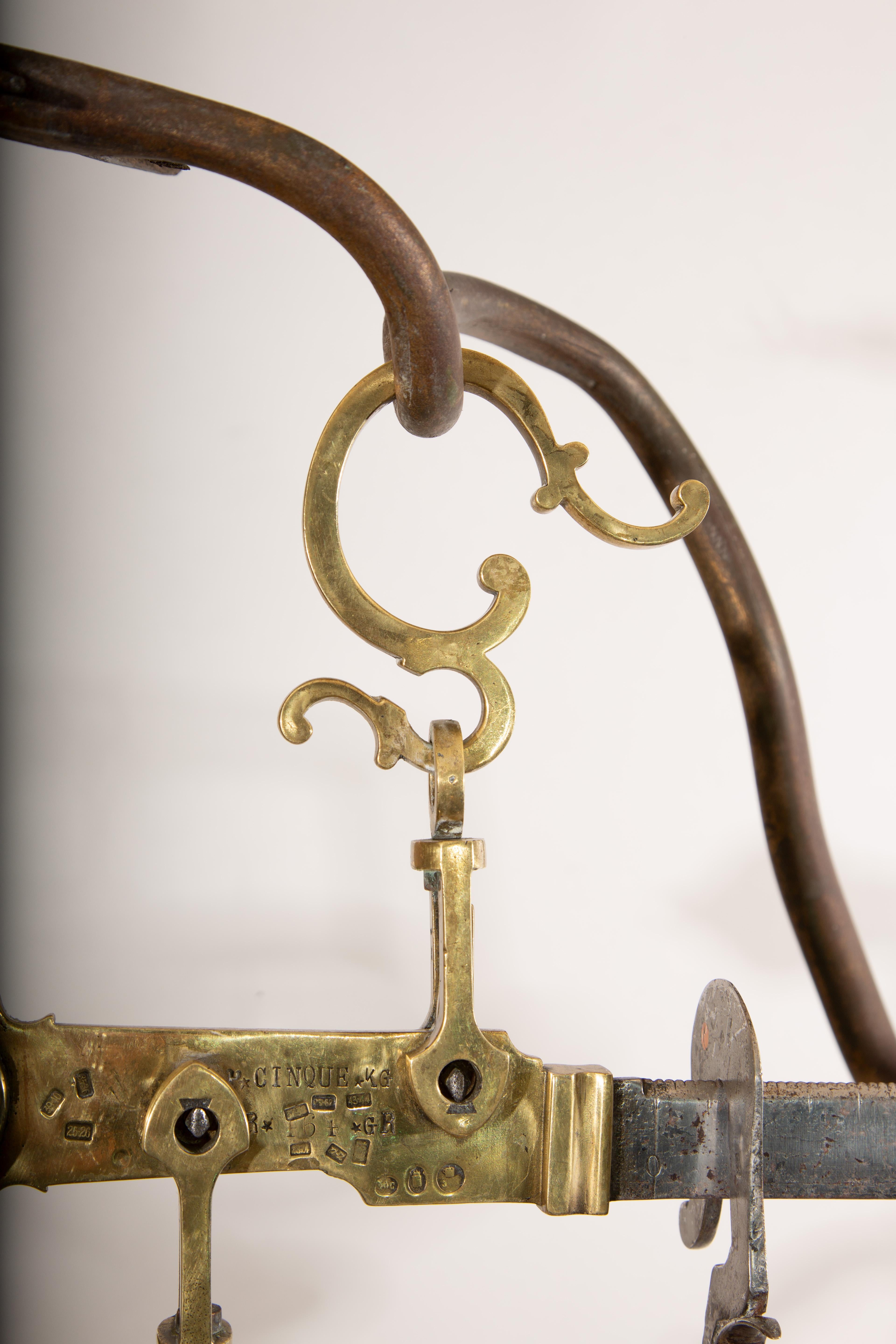 Monumentale italienische Apothekerwaage aus vergoldetem Eisen und Messing auf Marmorsockel (19. Jahrhundert) im Angebot
