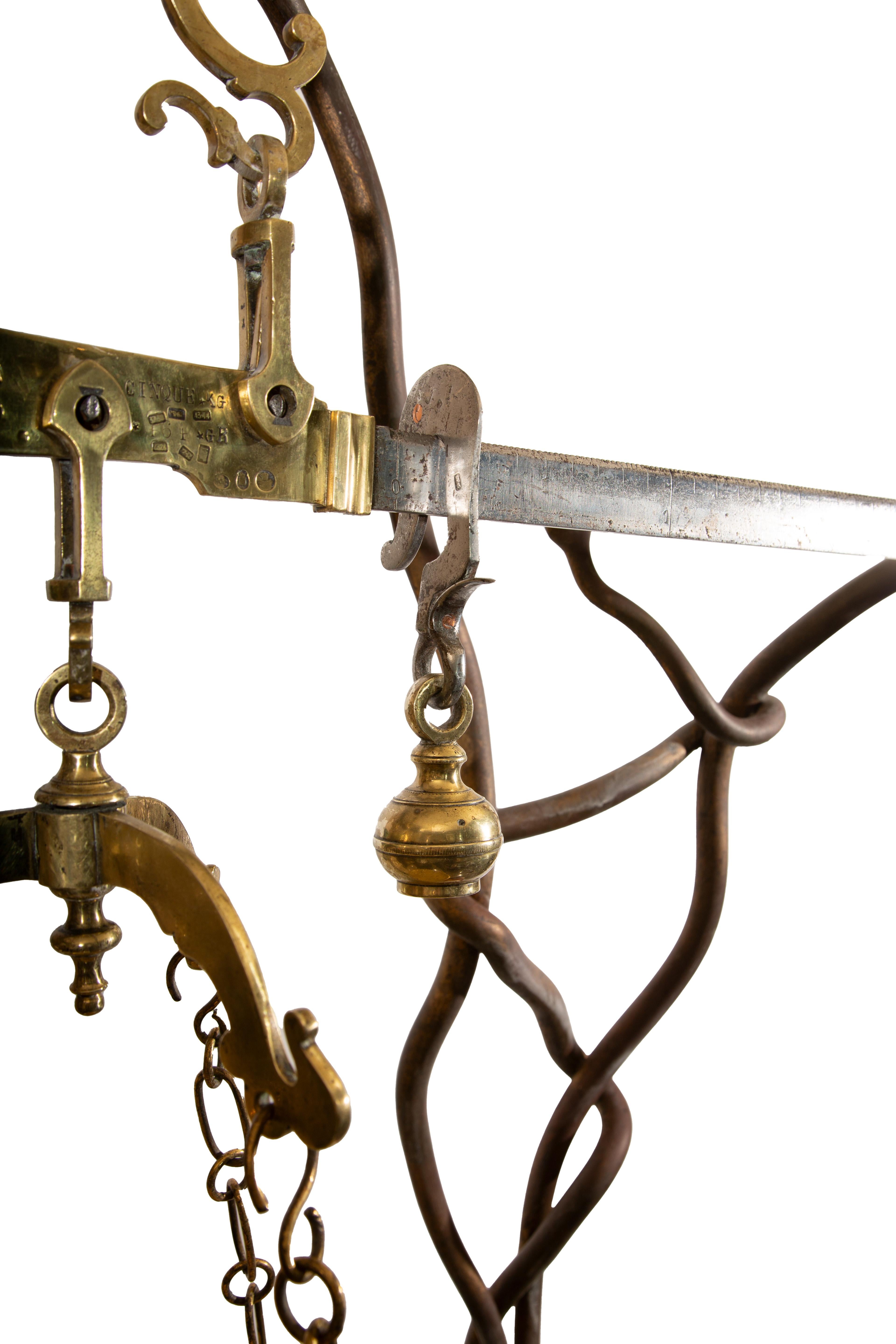 Monumentale italienische Apothekerwaage aus vergoldetem Eisen und Messing auf Marmorsockel (Bronze) im Angebot