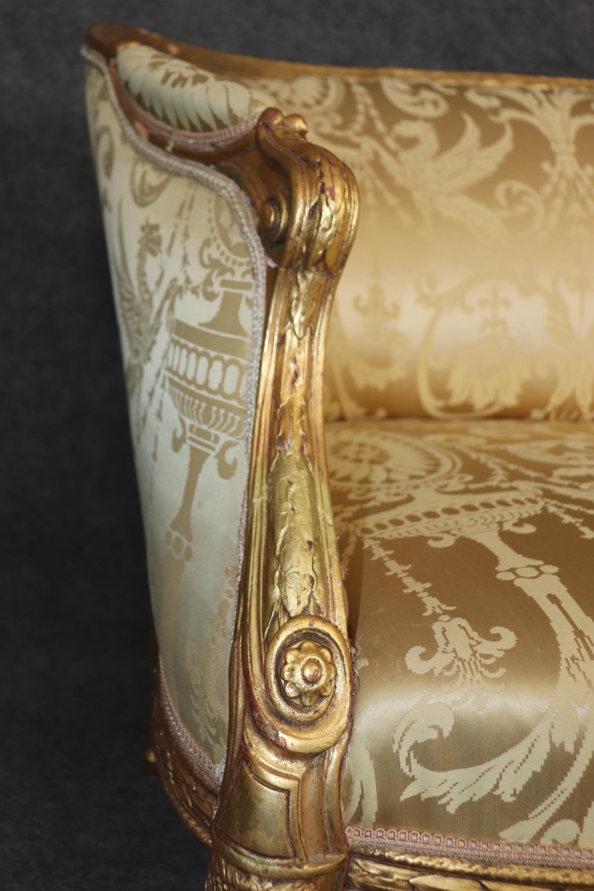 Monumentale vergoldete, sorgfältig geschnitzte französische Louis-XVI-Sofa-Seidenpolsterung im Louis-XVI-Stil (Louis XVI.) im Angebot