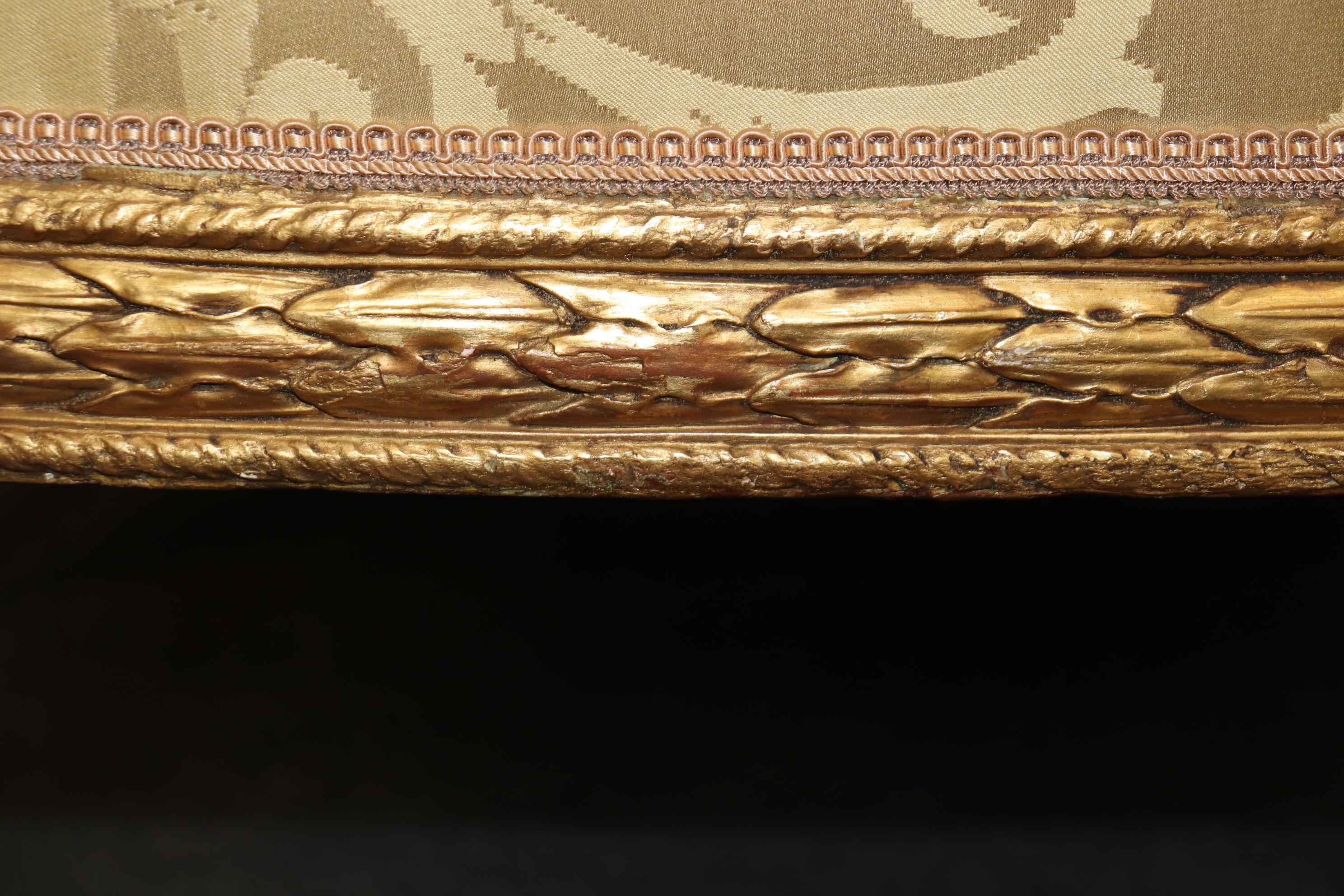 Monumentale vergoldete, sorgfältig geschnitzte französische Louis-XVI-Sofa-Seidenpolsterung im Louis-XVI-Stil (Spätes 19. Jahrhundert) im Angebot