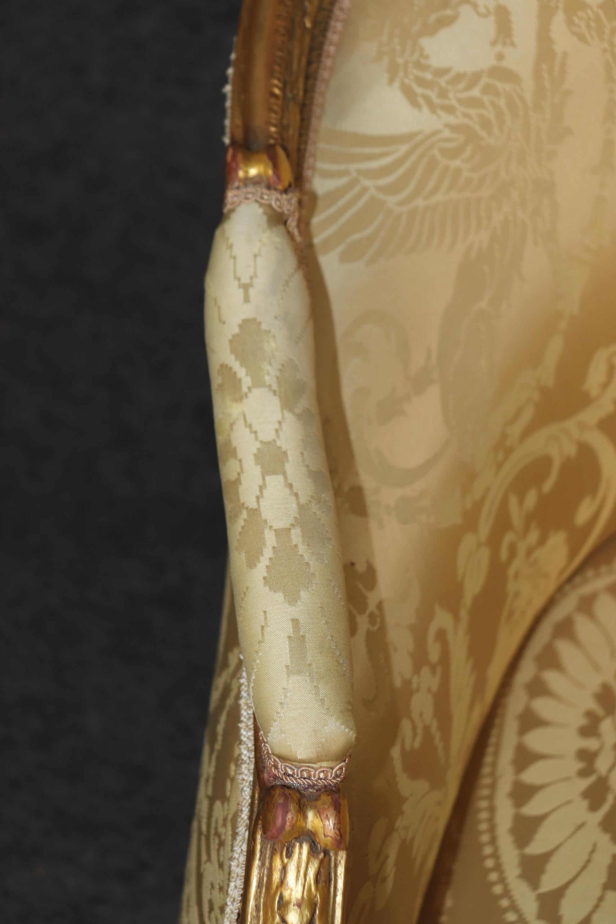 Monumentale vergoldete, sorgfältig geschnitzte französische Louis-XVI-Sofa-Seidenpolsterung im Louis-XVI-Stil im Angebot 2