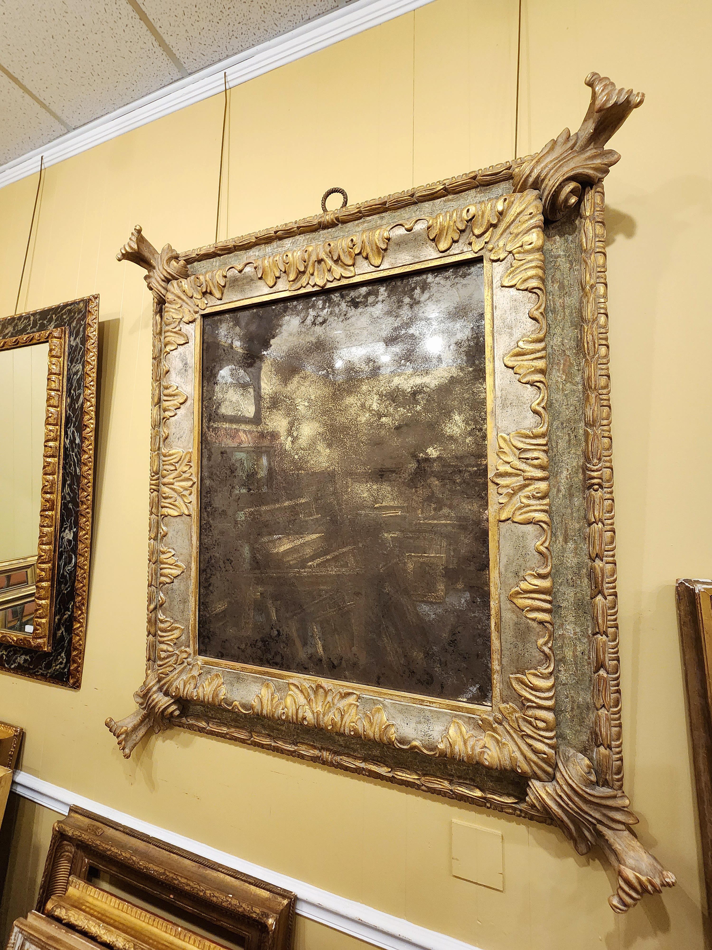 Fait main Grand miroir de style baroque sculpté et doré à la main en vente