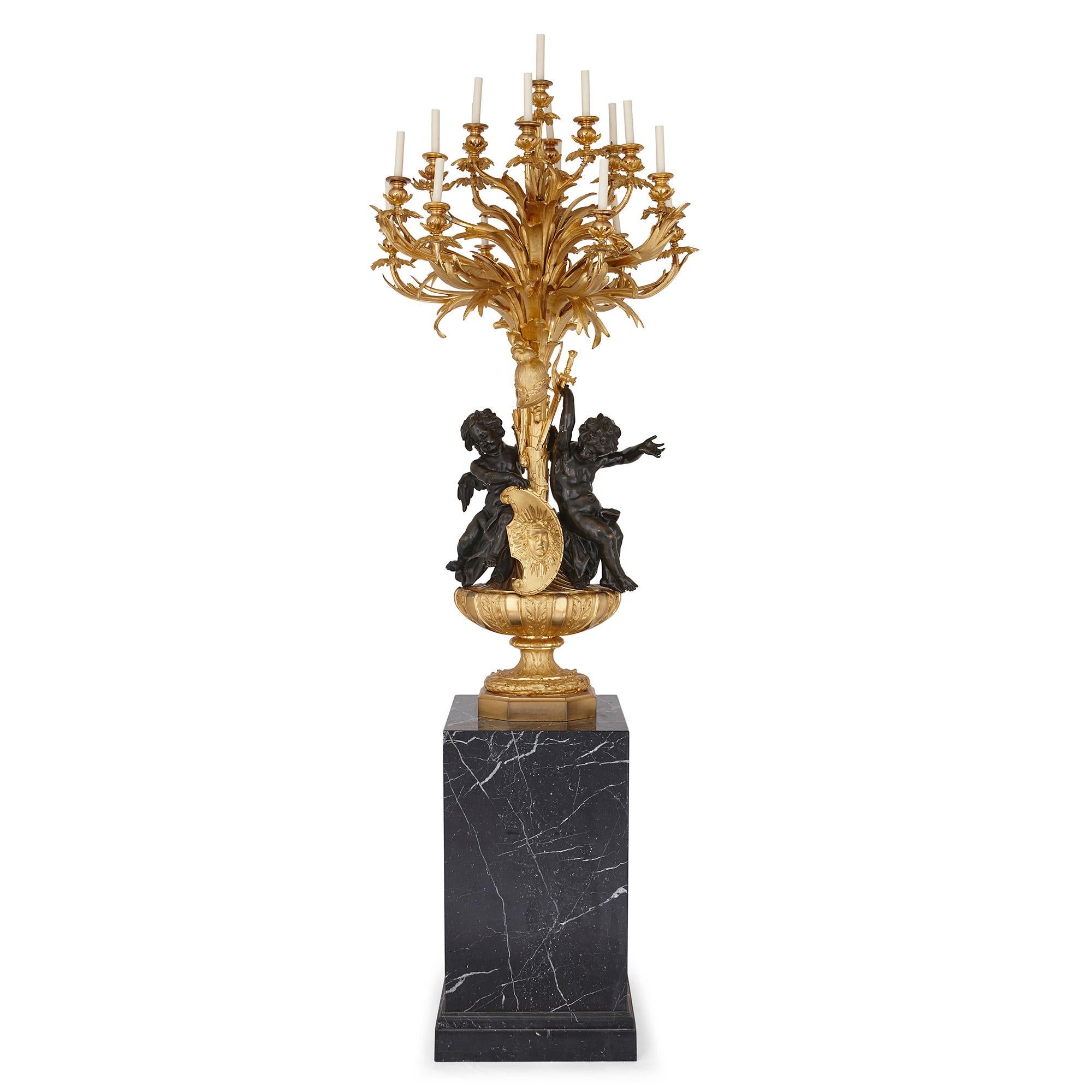 Monumentaler Kandelaber aus vergoldeter und patinierter Bronze von Beurdeley (Barock) im Angebot
