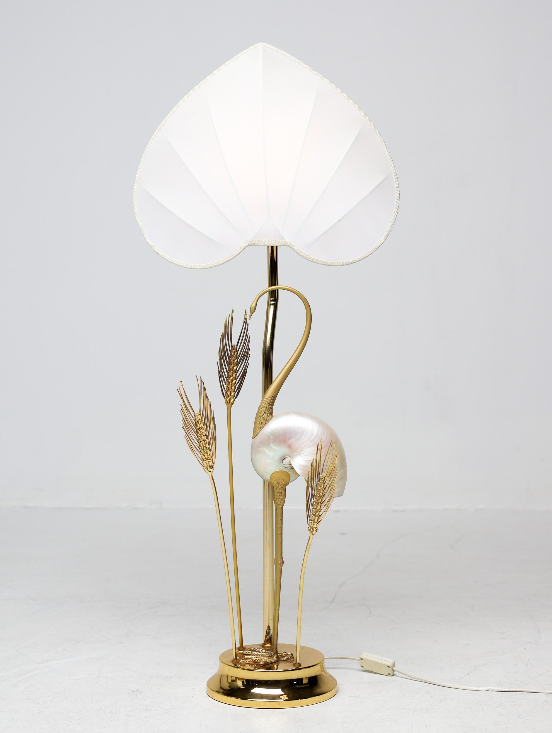 Diese seltene und auffallend skulpturale Stehleuchte des italienischen Designers Antonio Pavia ist ein kühnes Zeugnis des italienischen Designs der 1970er Jahre, bei dem Funktion auf poetische Form trifft.

Die mit eleganter Präzision gefertigte