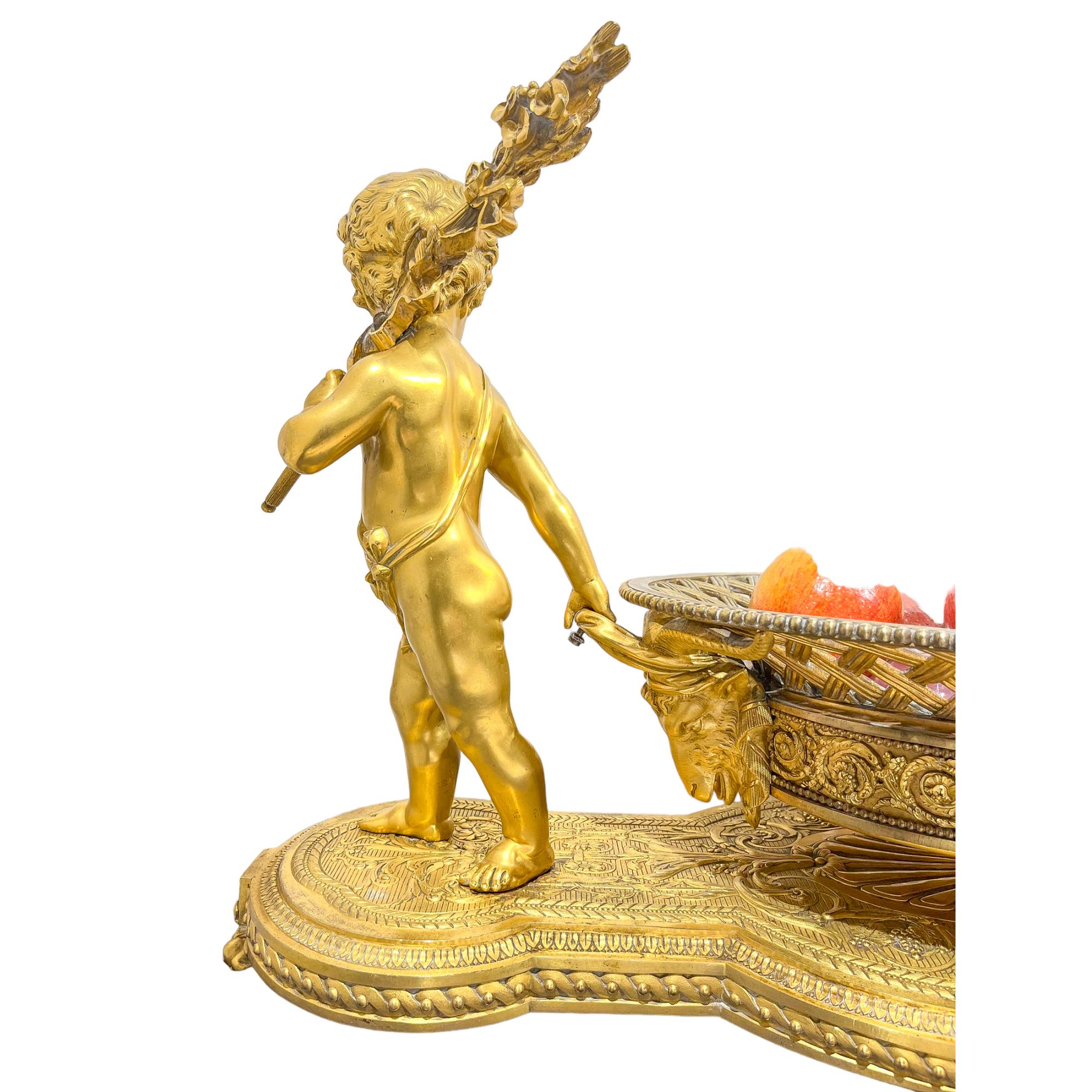 Doré Centre de table monumental en bronze doré avec putti attribué à Christof Le & Cie  en vente