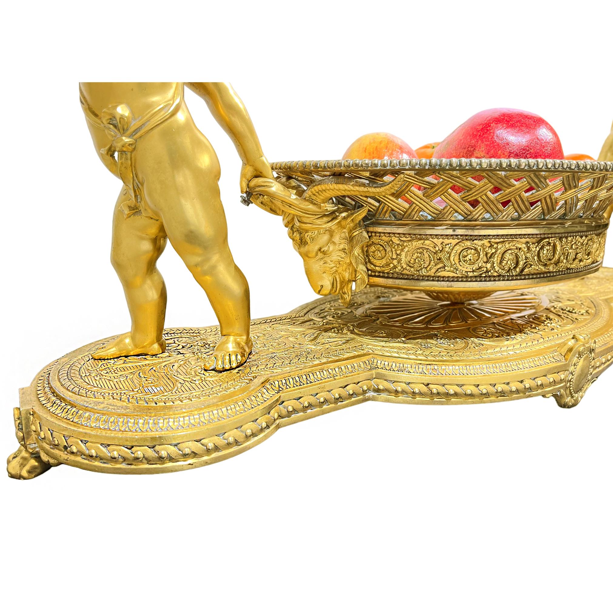 Centre de table monumental en bronze doré avec putti attribué à Christof Le & Cie  Bon état - En vente à New York, NY