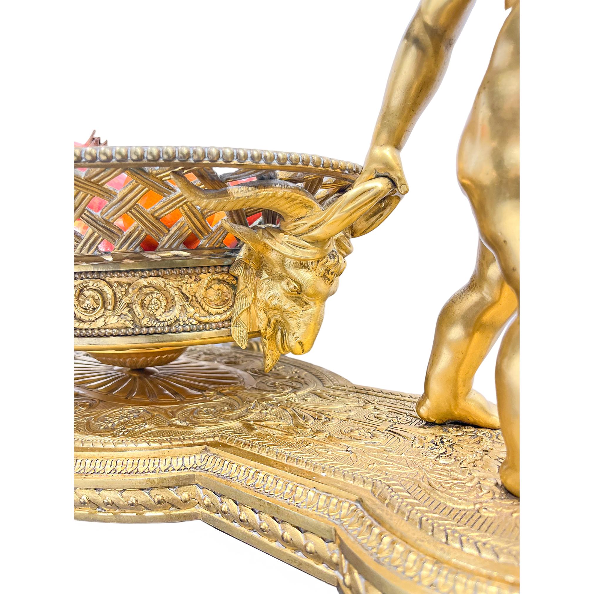 XIXe siècle Centre de table monumental en bronze doré avec putti attribué à Christof Le & Cie  en vente