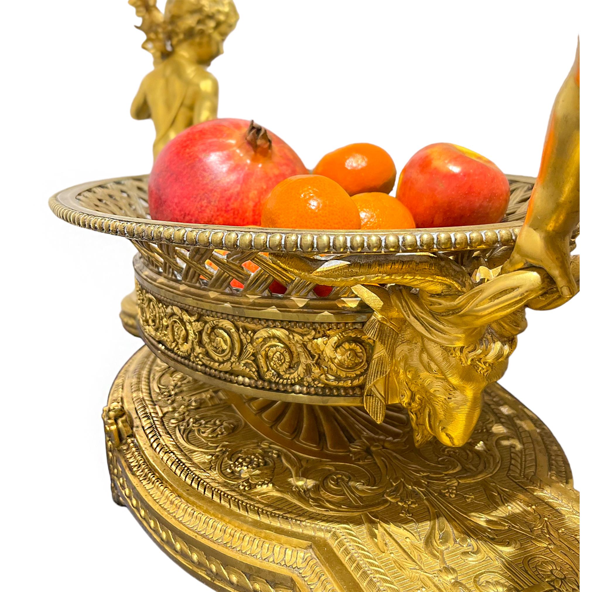 Centre de table monumental en bronze doré avec putti attribué à Christof Le & Cie  en vente 2