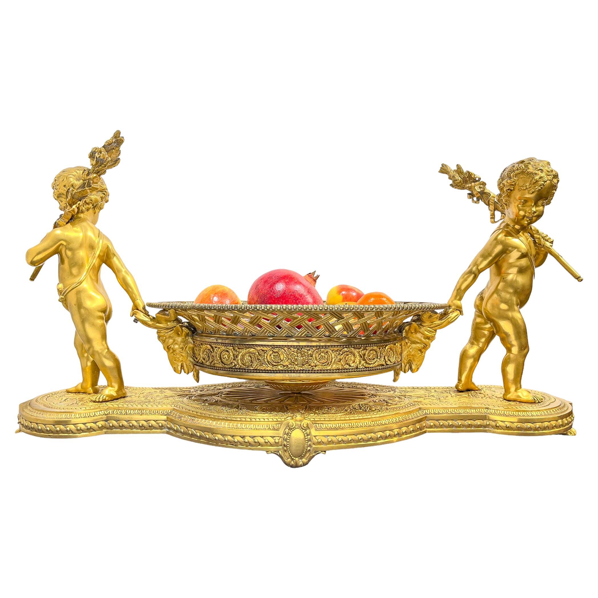 Centre de table monumental en bronze doré avec putti attribué à Christof Le & Cie  en vente