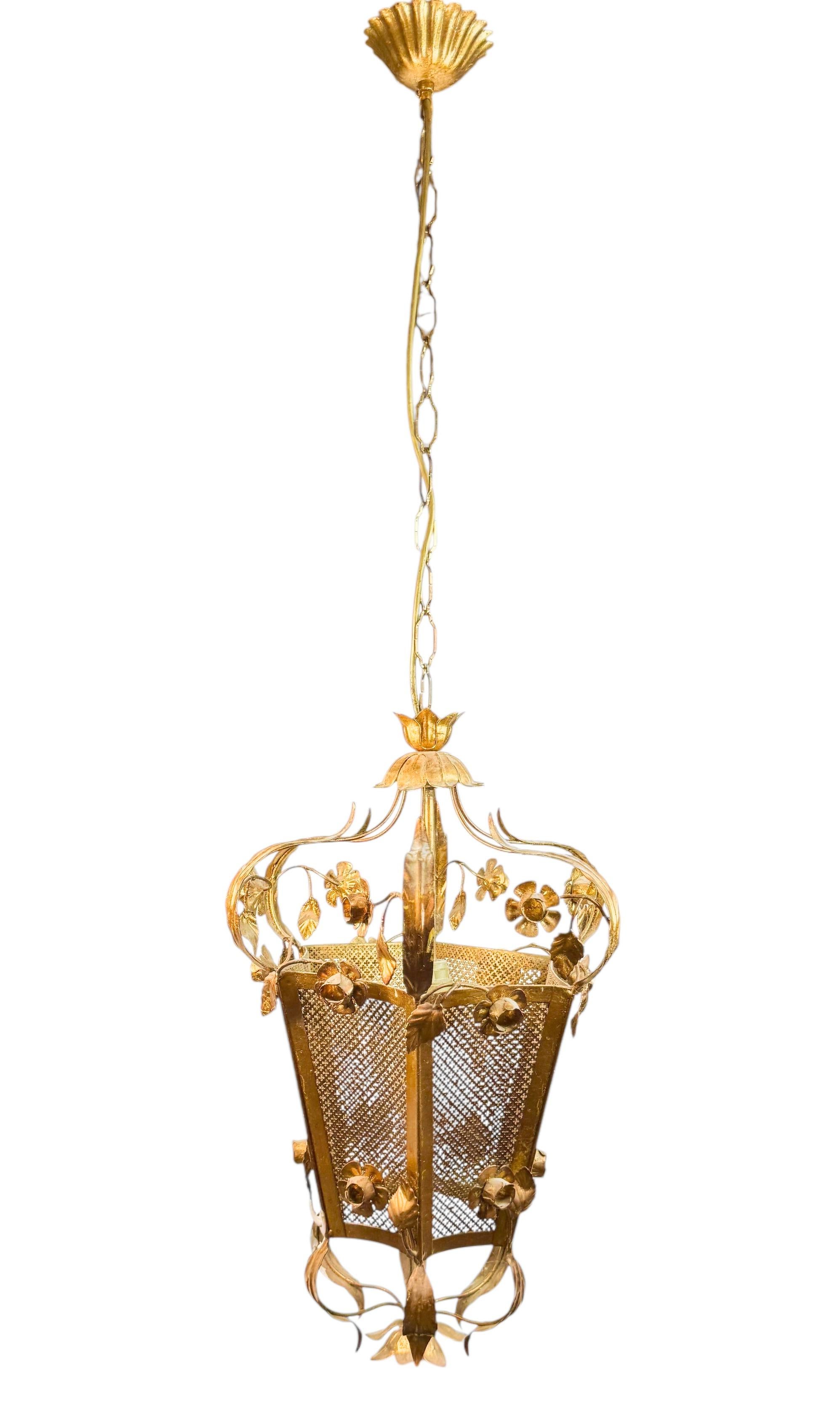 Una gran lámpara de araña de tole dorado de mediados de siglo al estilo Coco Chanel. El accesorio requiere una bombilla Edison europea E27 / 110 voltios, de hasta 100 vatios.
Esta luz tiene una hermosa pátina y da a cada habitación un toque