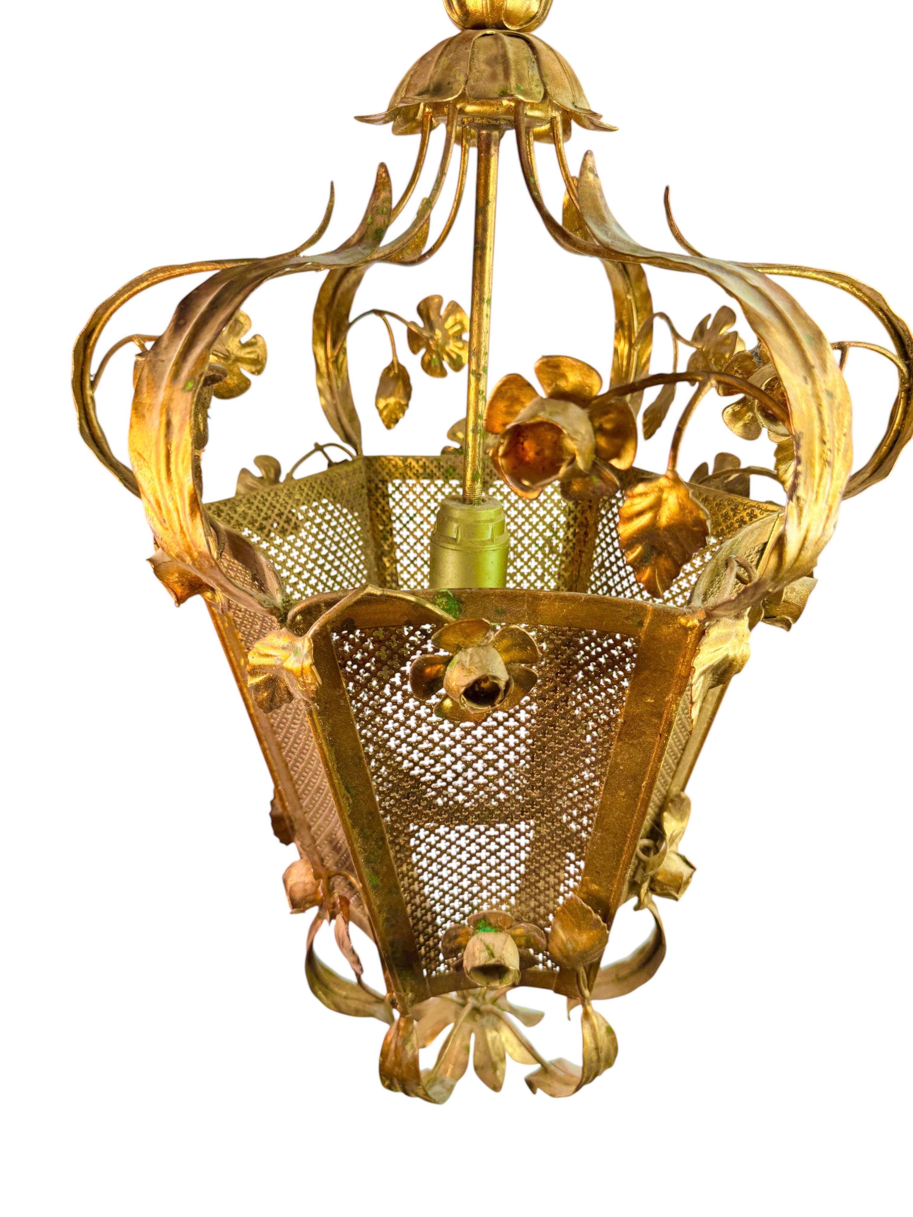 Monumental Lámpara Lámpara Colgante Flor Rosas Hoja Metal Dorado Koegl Tole mediados del siglo XX en venta