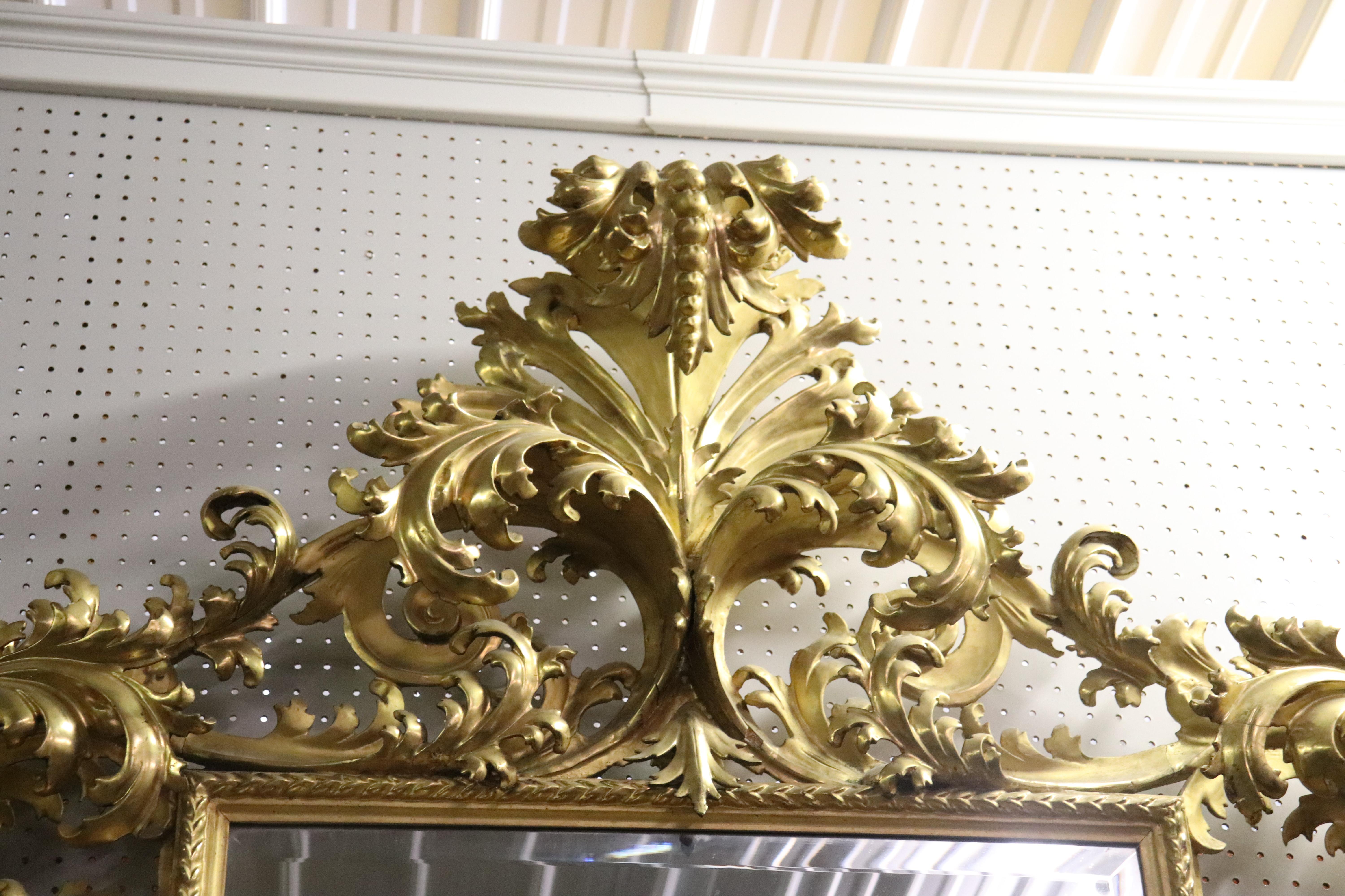 Miroir Florentine monumental en bois doré avec table console à plateau en marbre, vers 1940 en vente 4