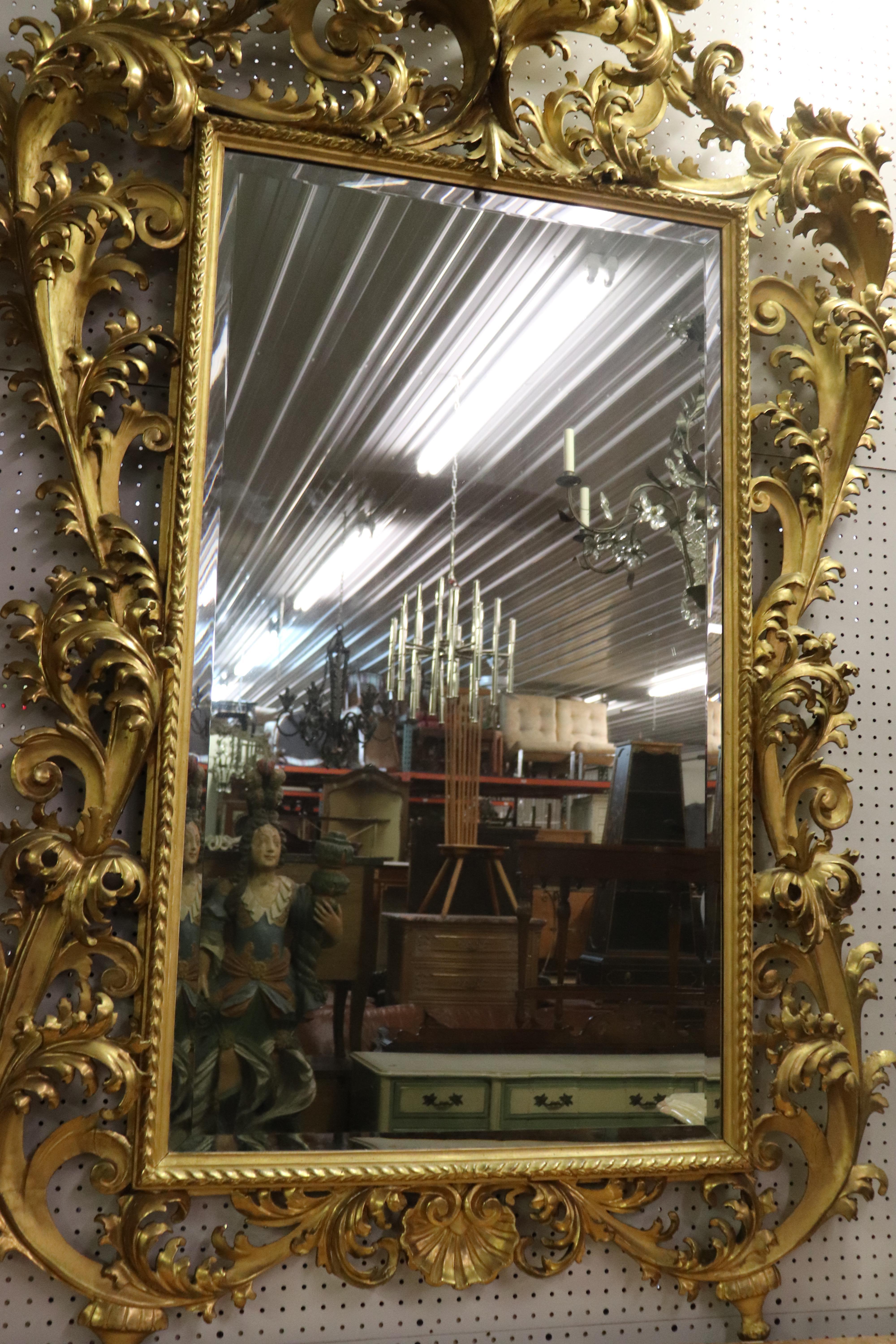 Miroir Florentine monumental en bois doré avec table console à plateau en marbre, vers 1940 en vente 5