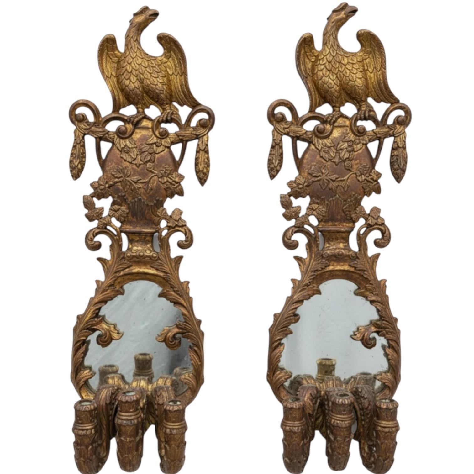 Federale Specchiere a forma di aquila in stile neoclassico monumentale in legno dorato Feder - Coppia in vendita