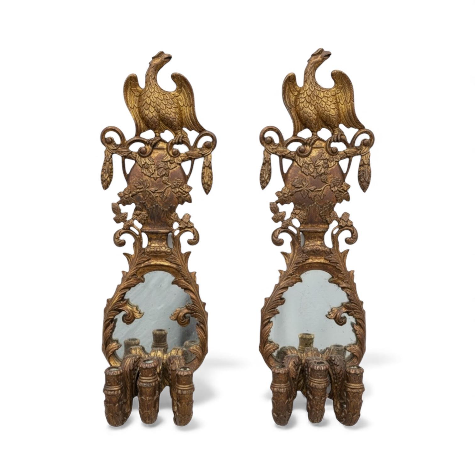 Specchio Specchiere a forma di aquila in stile neoclassico monumentale in legno dorato Feder - Coppia in vendita