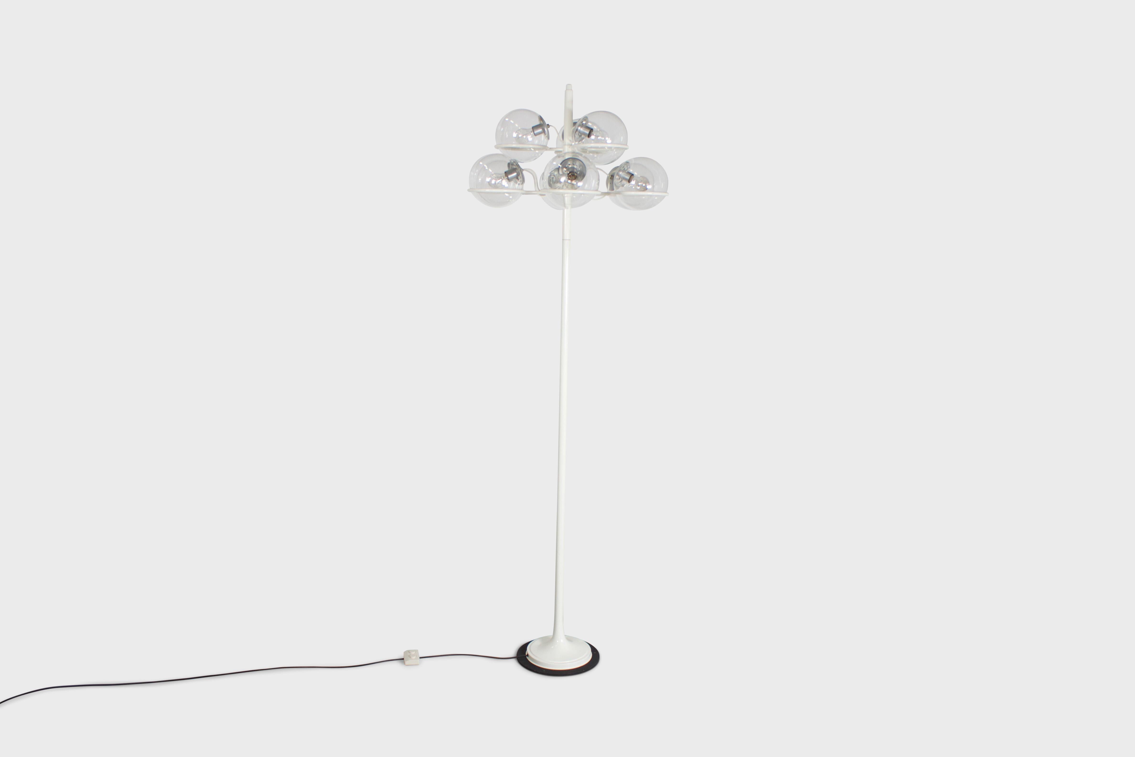 Grand lampadaire modèle 1094 en très bon état.

Conçu par Gino Sarfatti en 1966

Fabriqué par Arteluce, Italie 

La lampe se compose d'une lourde plaque de base en métal noir et d'une tige et d'une base en aluminium laqué.

Il possède 9 diffuseurs