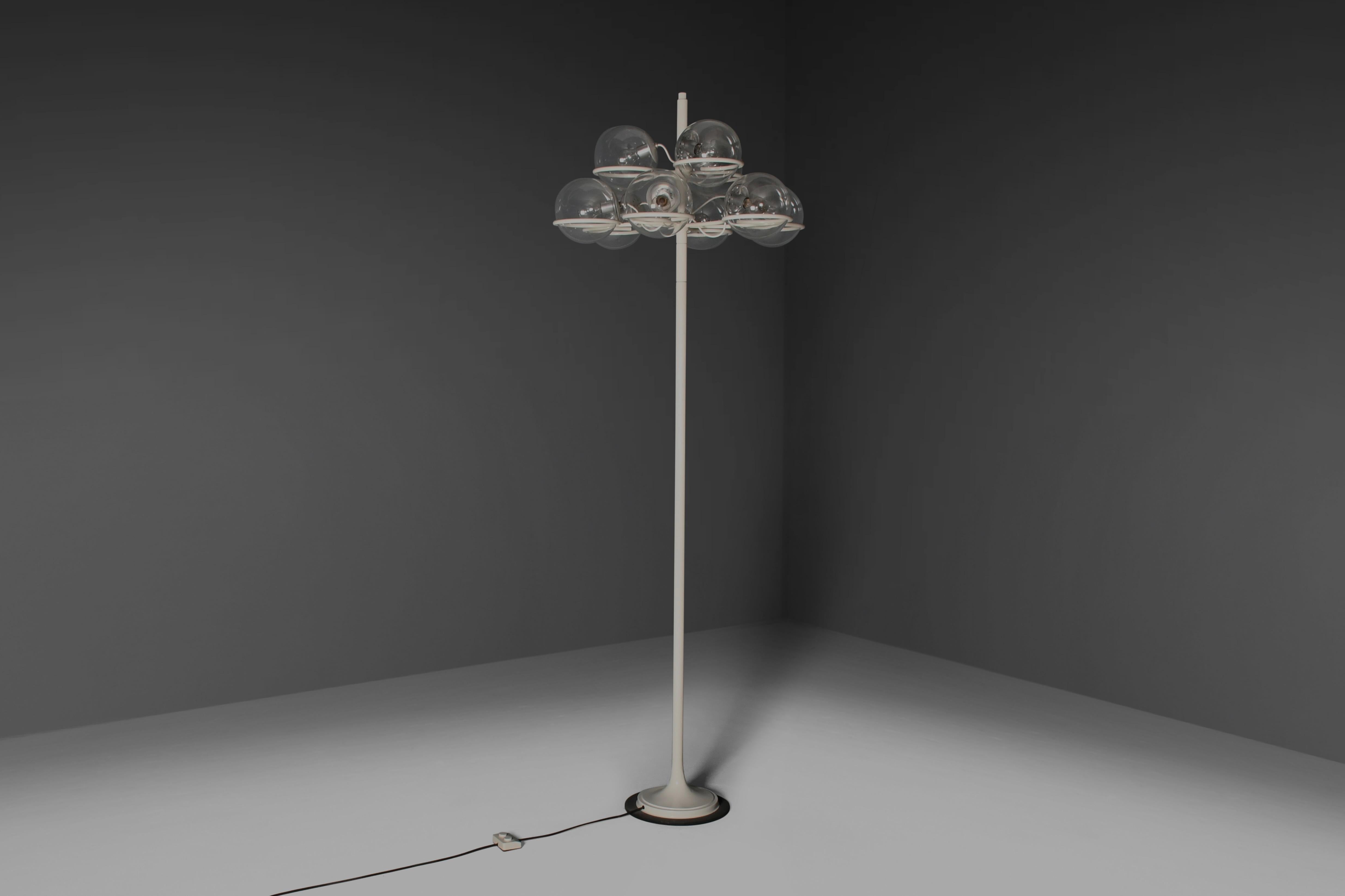 Very large model 1094 floor lamp in very good condition.

Designed by Gino Sarfatti in 1966

Manufactured by Arteluce, Italy 

The lamp consists of a heavy black metal base plate and a stem and base made out of lacquered aluminum.

It has 9