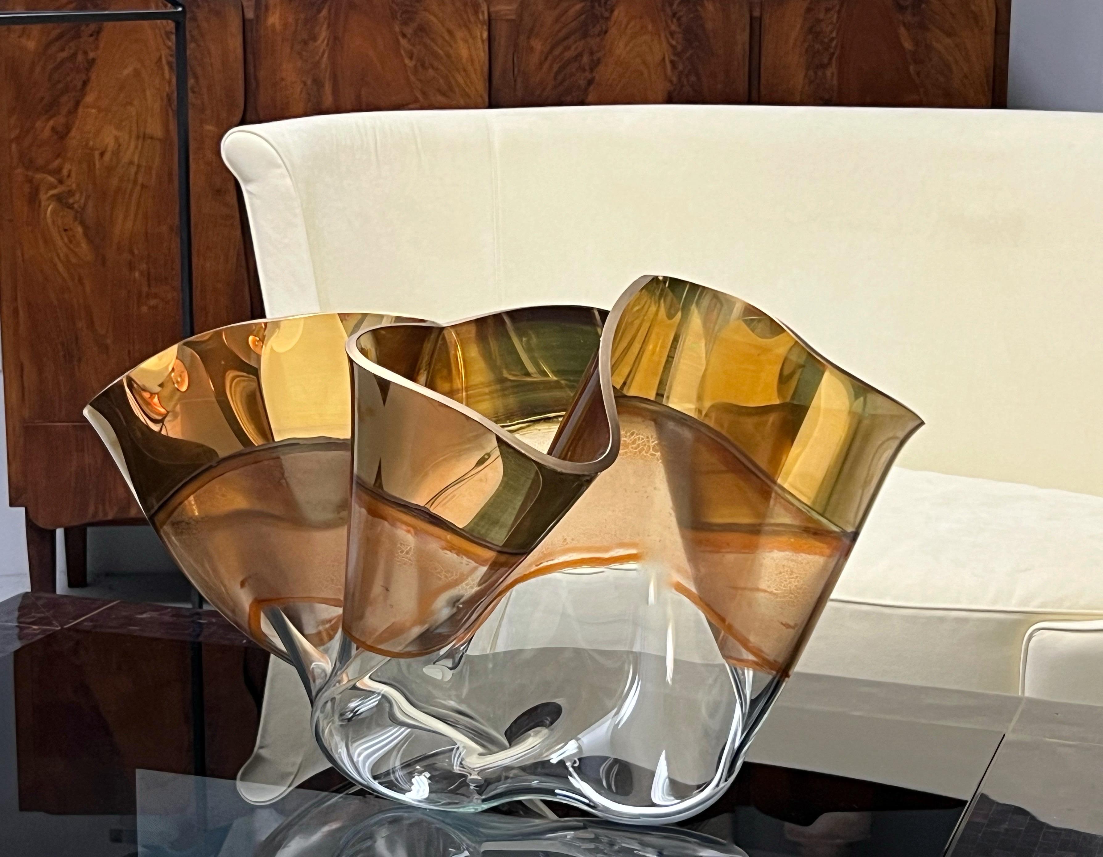 Monumentale Glashandtaschentaschen-Kunstglas-Skulptur von L Fyfe   (amerikanisch) im Angebot