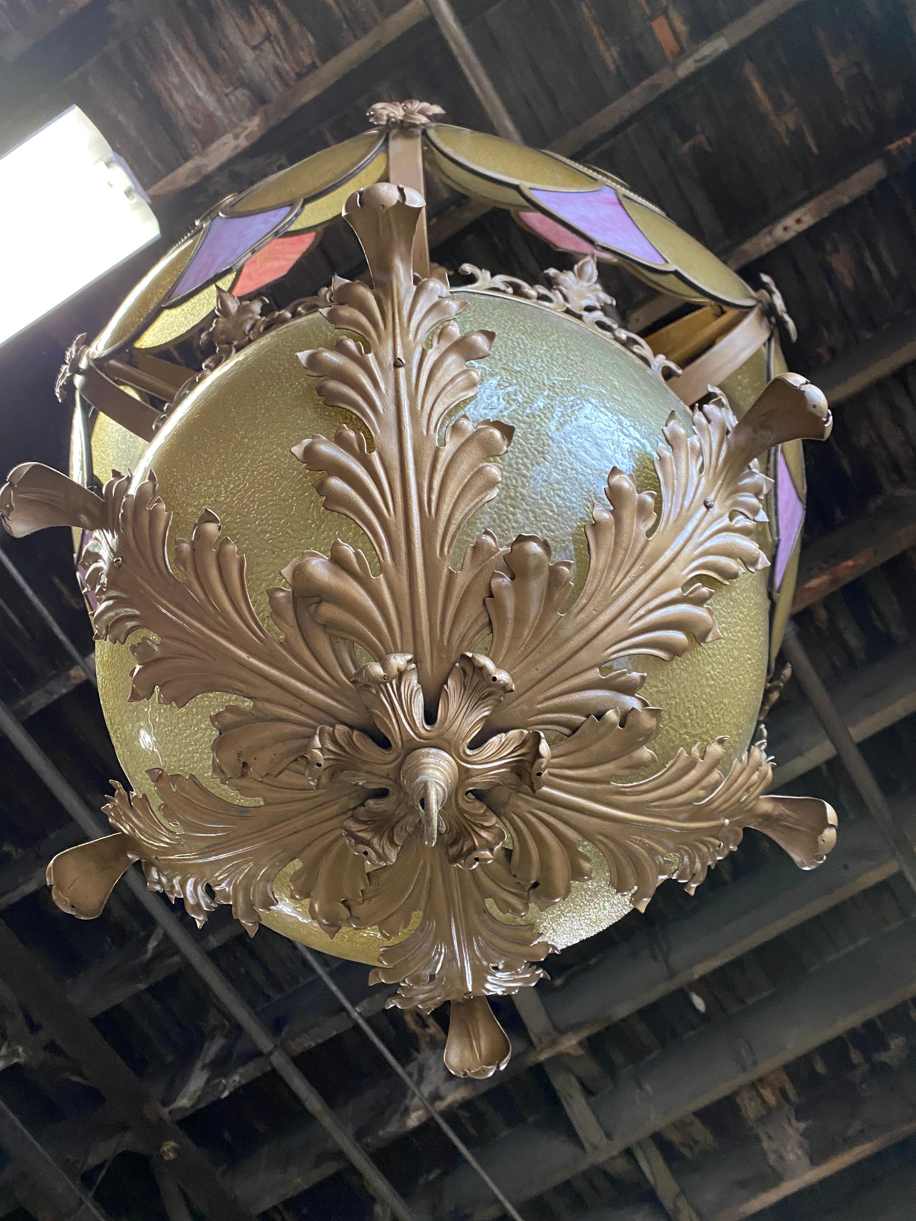 Hollywood Regency Lustre / Lampe à suspension monumental en verre et fer déco/renaissance victorienne fantaisie en vente