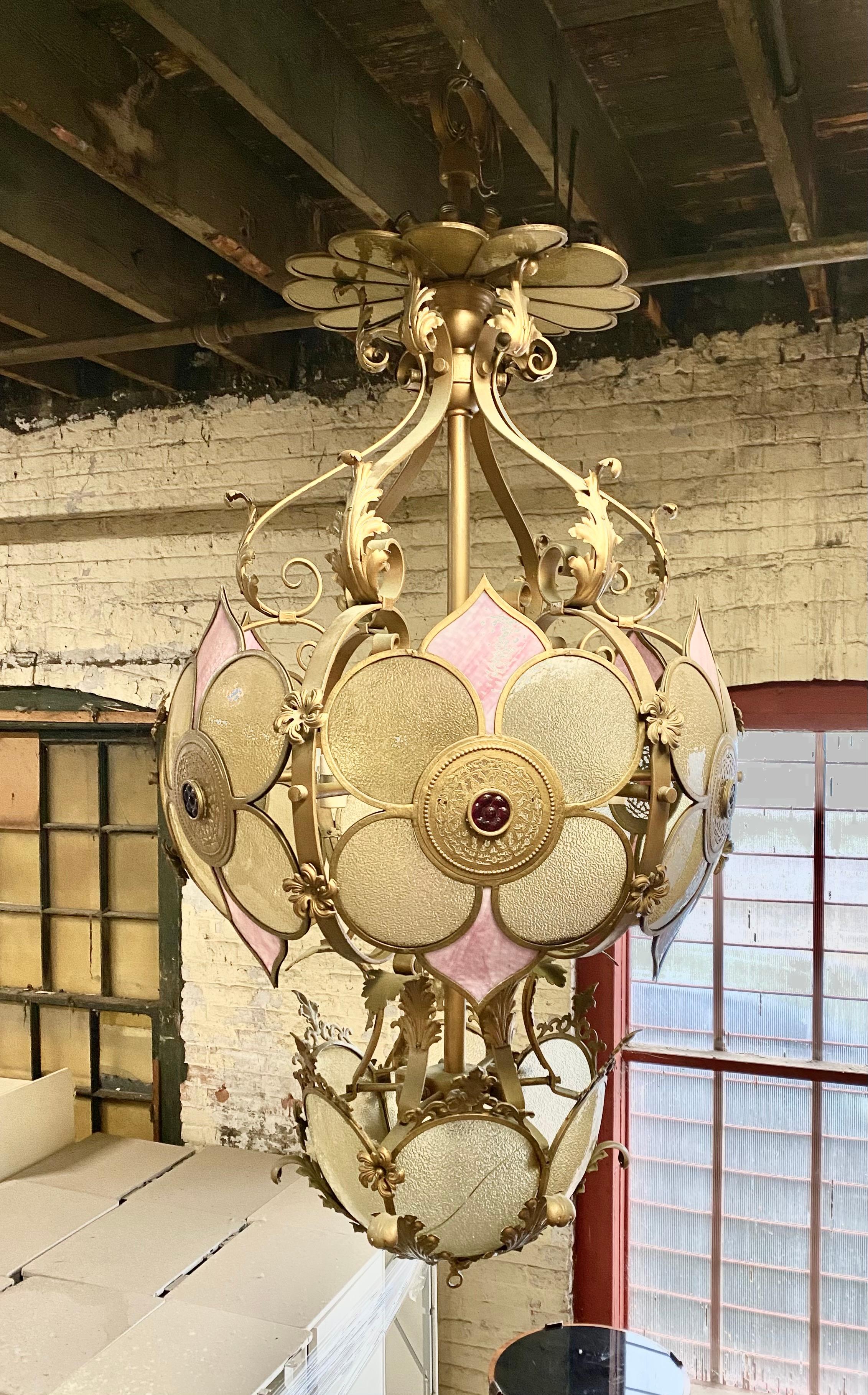 Milieu du XXe siècle Lustre / Lampe à suspension monumental en verre et fer déco/renaissance victorienne fantaisie en vente