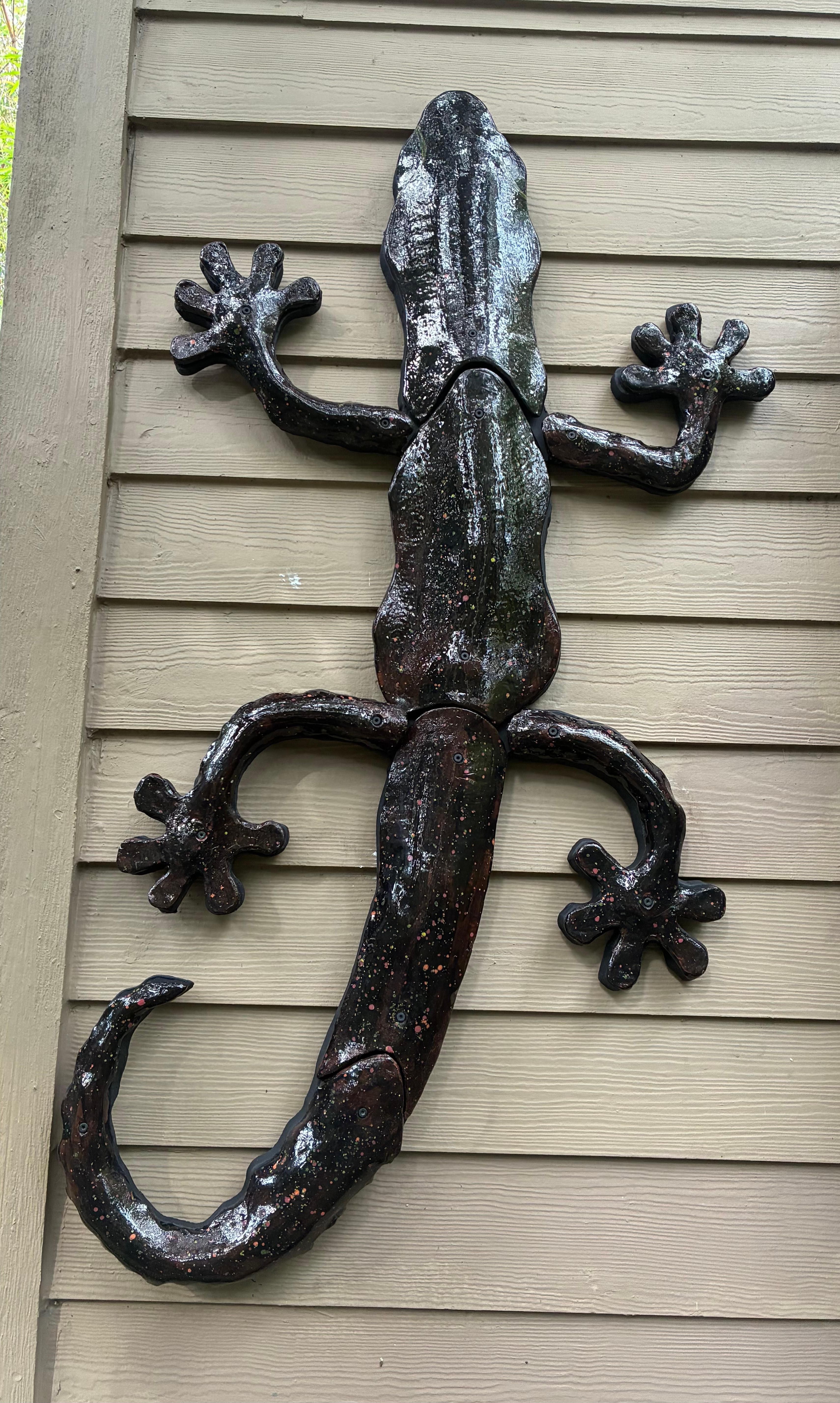 Sculpture murale monumentale en céramique émaillée représentant un gecko, réalisée par Rexx Ficsher, artiste de Floride

Nous proposons à la vente une très grande sculpture murale en céramique émaillée, réalisée à la main, représentant un gecko. 