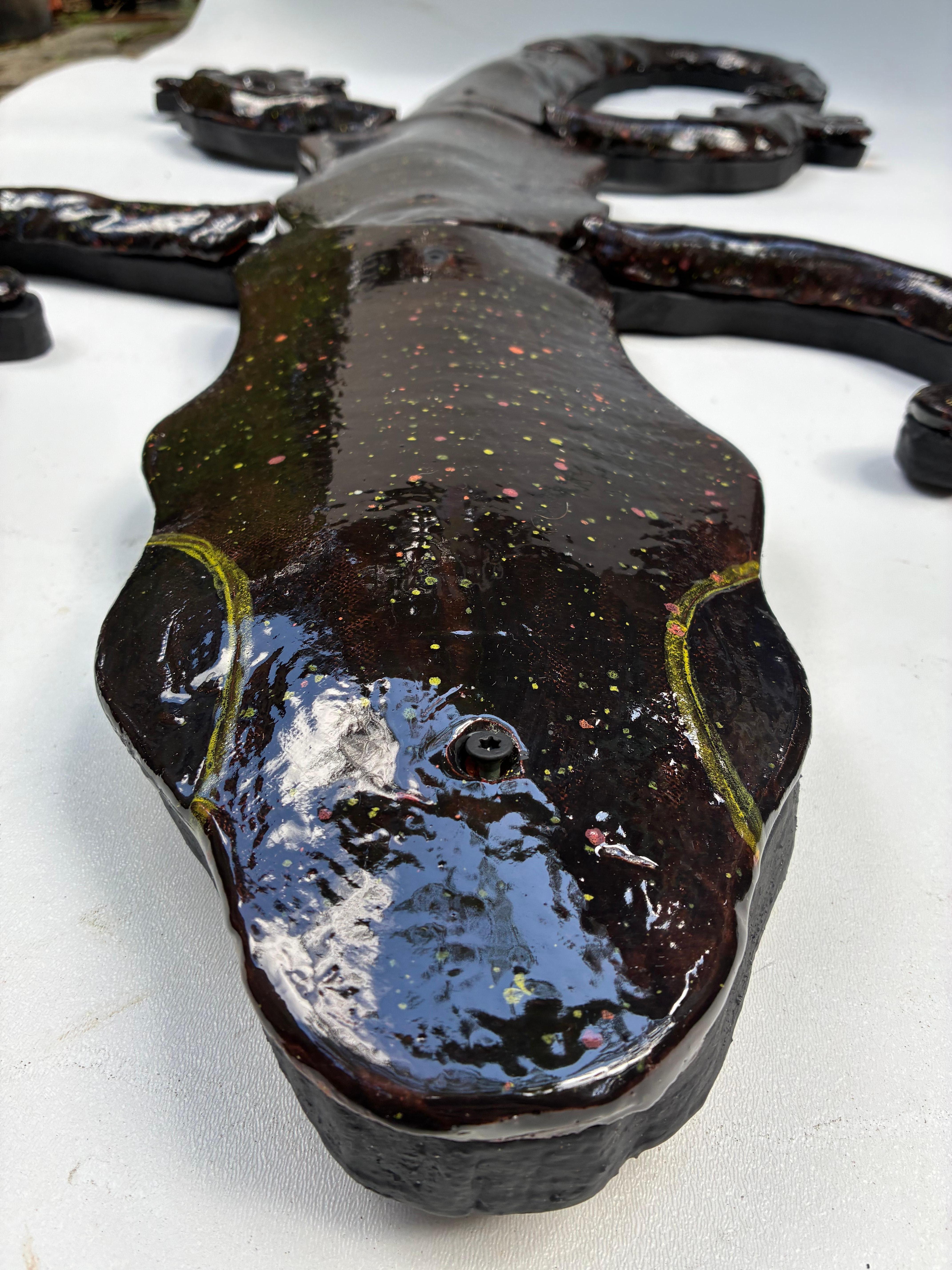 Organique Sculpture murale monumentale en céramique émaillée représentant un gecko, réalisée par Rexx Fischer, artiste de Floride en vente