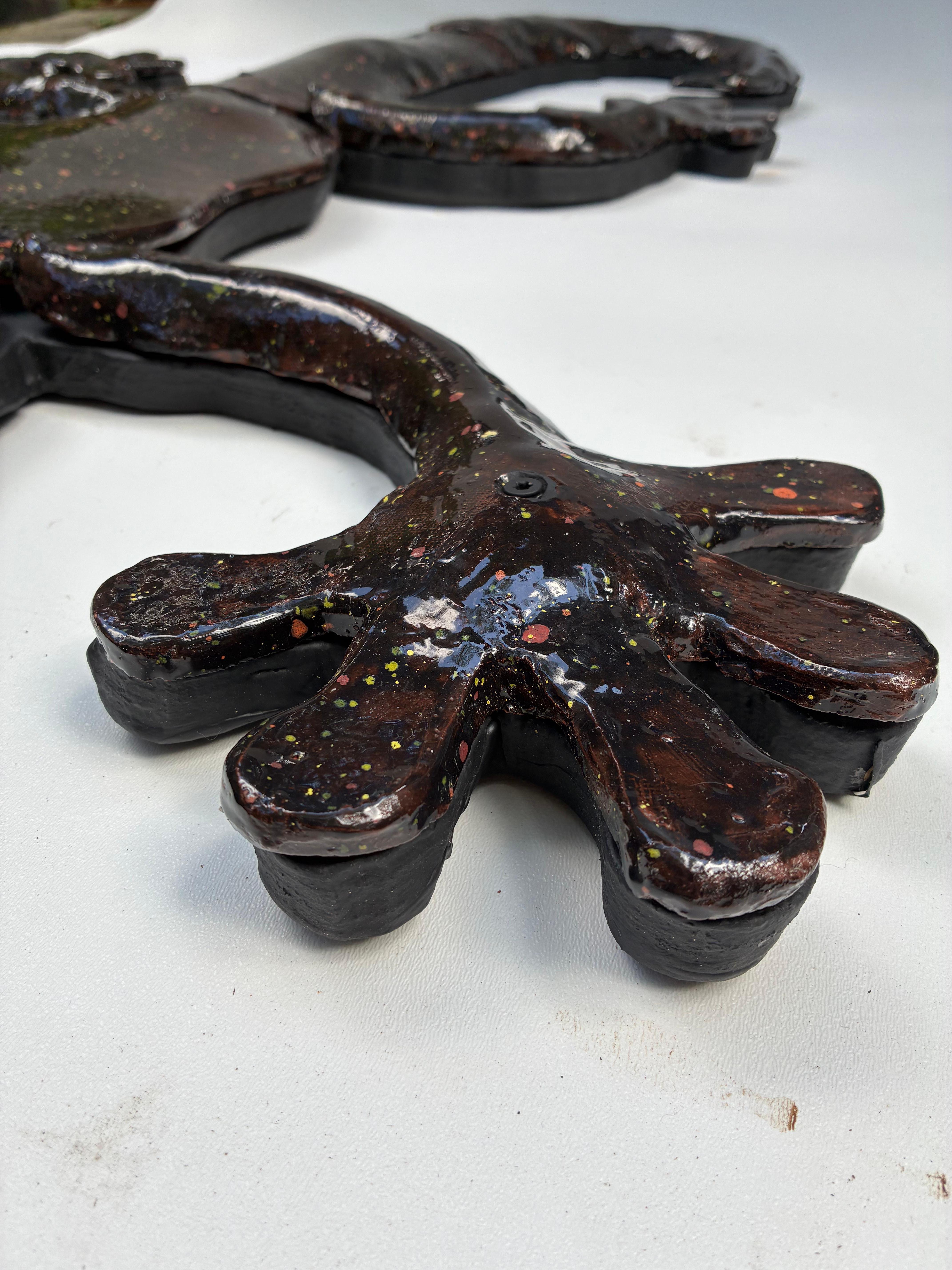 Américain Sculpture murale monumentale en céramique émaillée représentant un gecko, réalisée par Rexx Fischer, artiste de Floride en vente