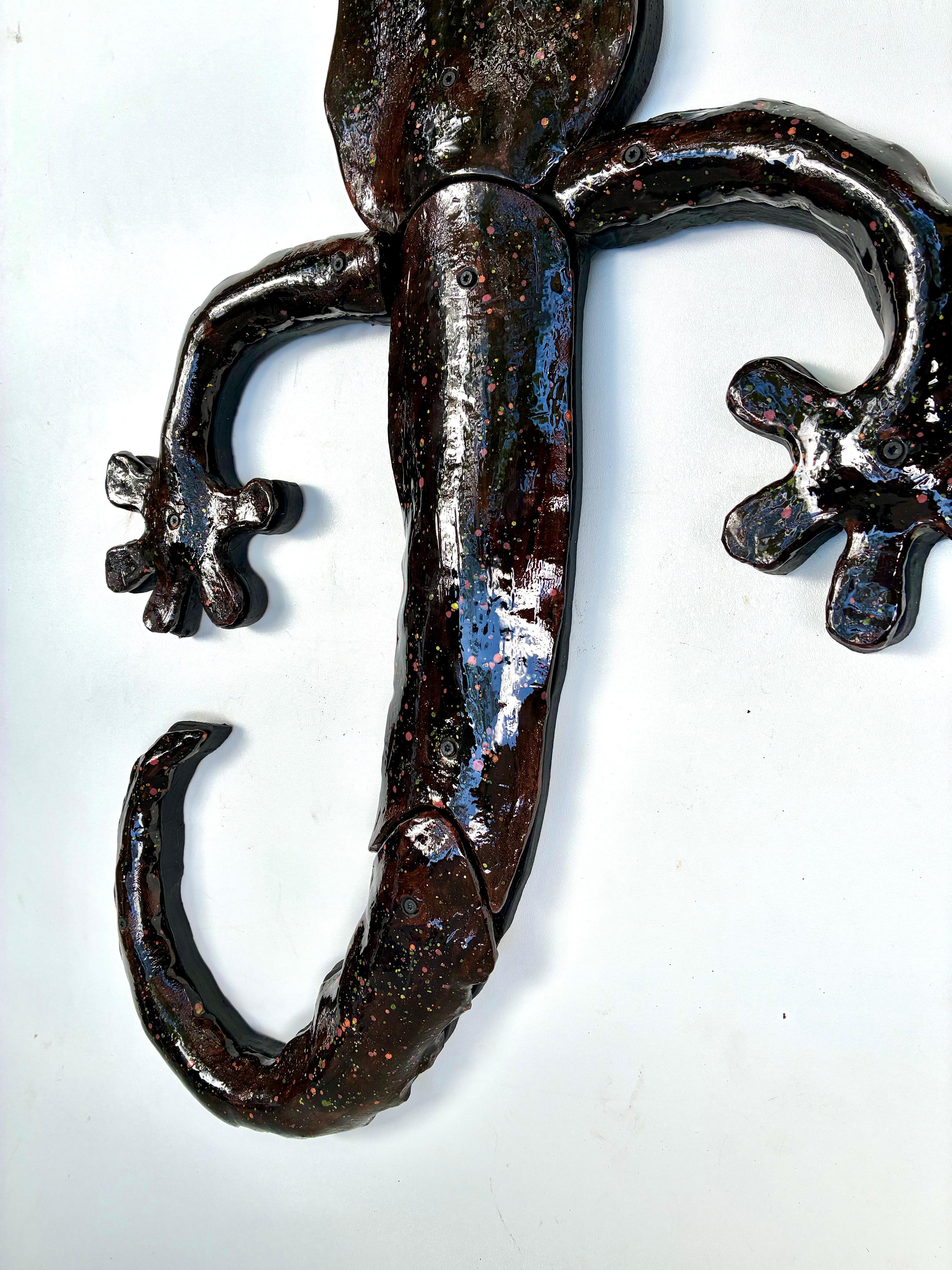 Sculpté Sculpture murale monumentale en céramique émaillée représentant un gecko, réalisée par Rexx Fischer, artiste de Floride en vente