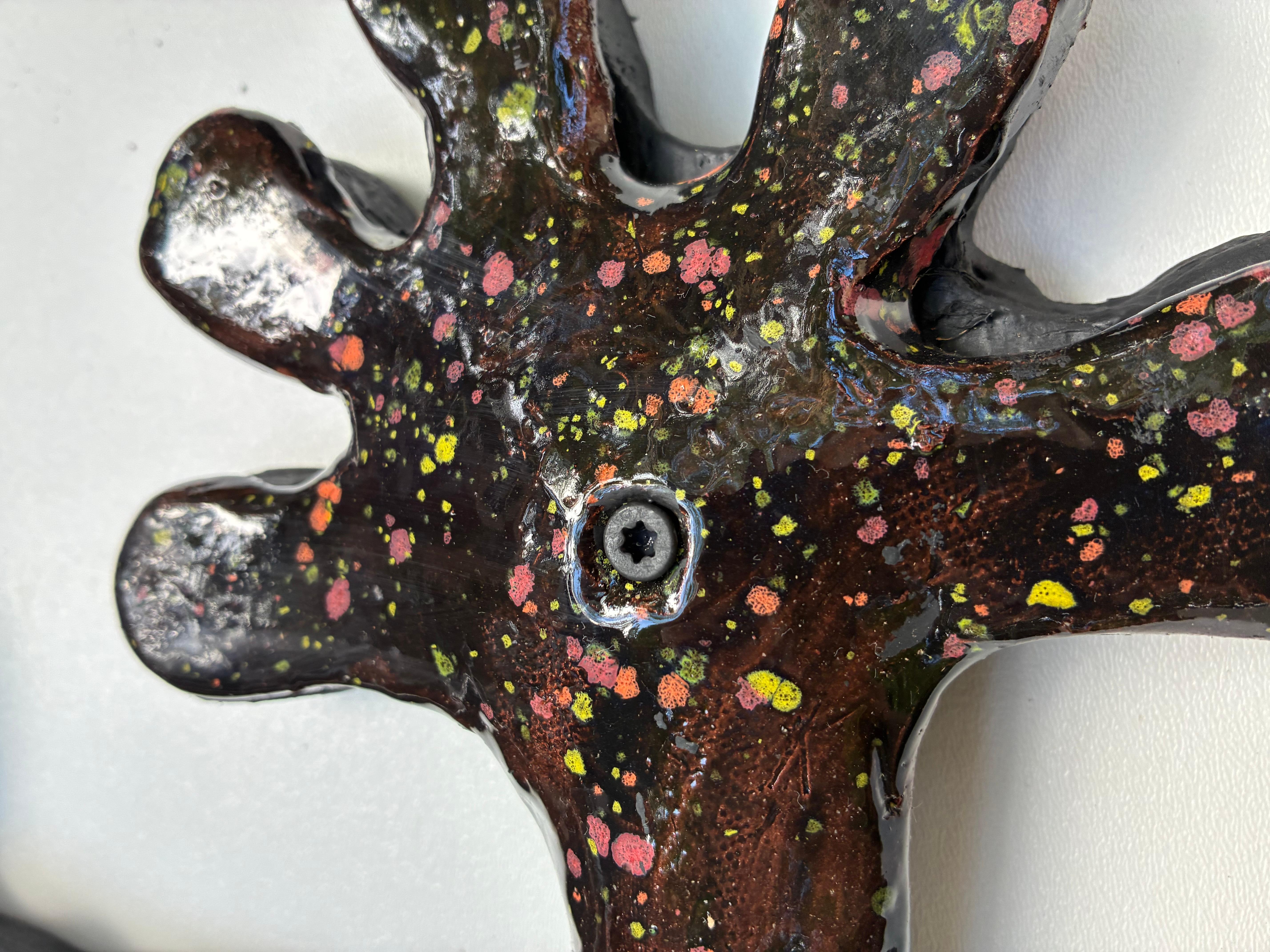 Sculpture murale monumentale en céramique émaillée représentant un gecko, réalisée par Rexx Fischer, artiste de Floride Neuf - En vente à Miami, FL