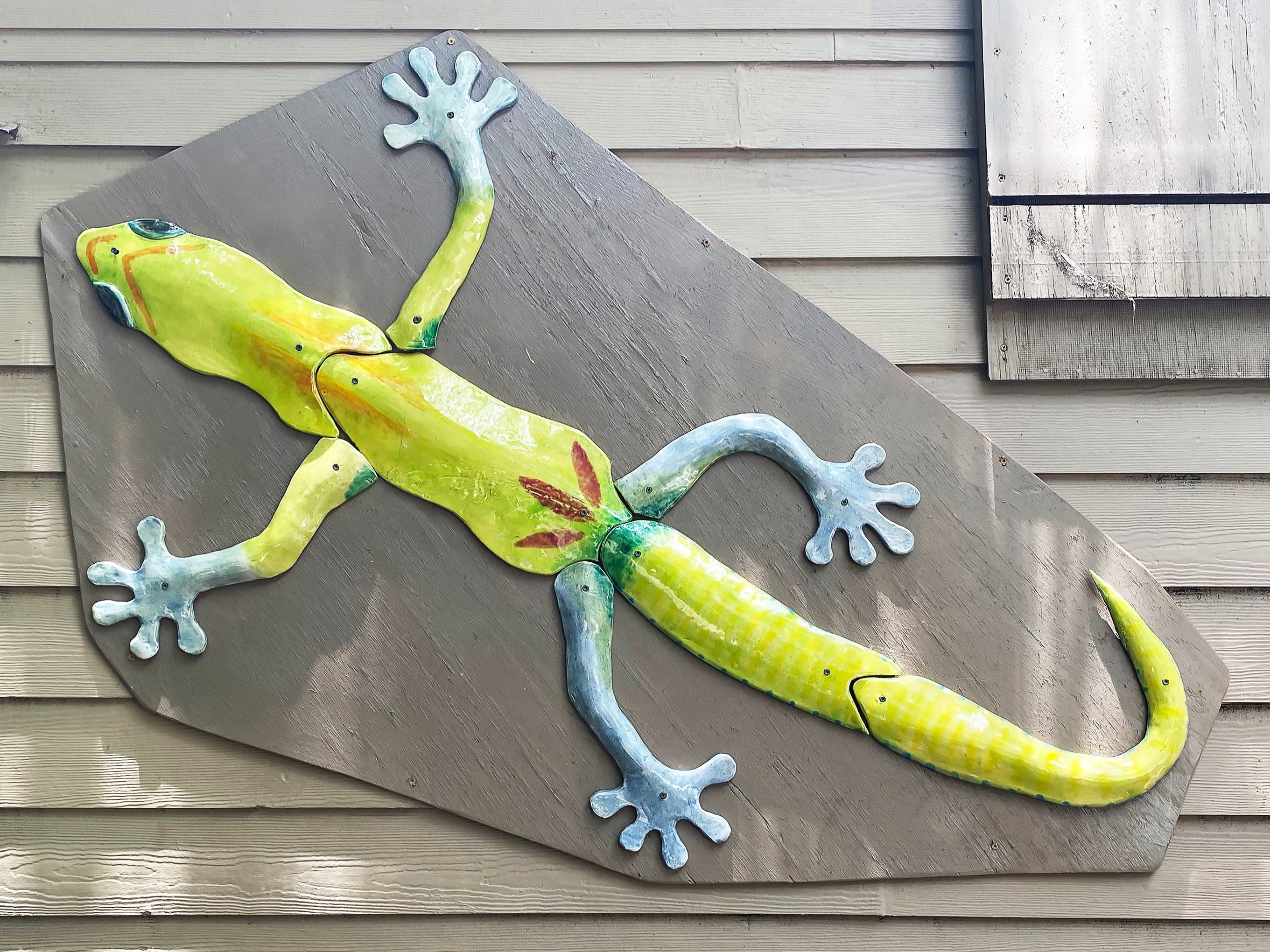 Monumentale scultura da parete di Geco in ceramica smaltata di Rexx Fisher, artista della Florida

In vendita c'è una grande scultura da parete in ceramica smaltata fatta a mano raffigurante un geco, intitolata 