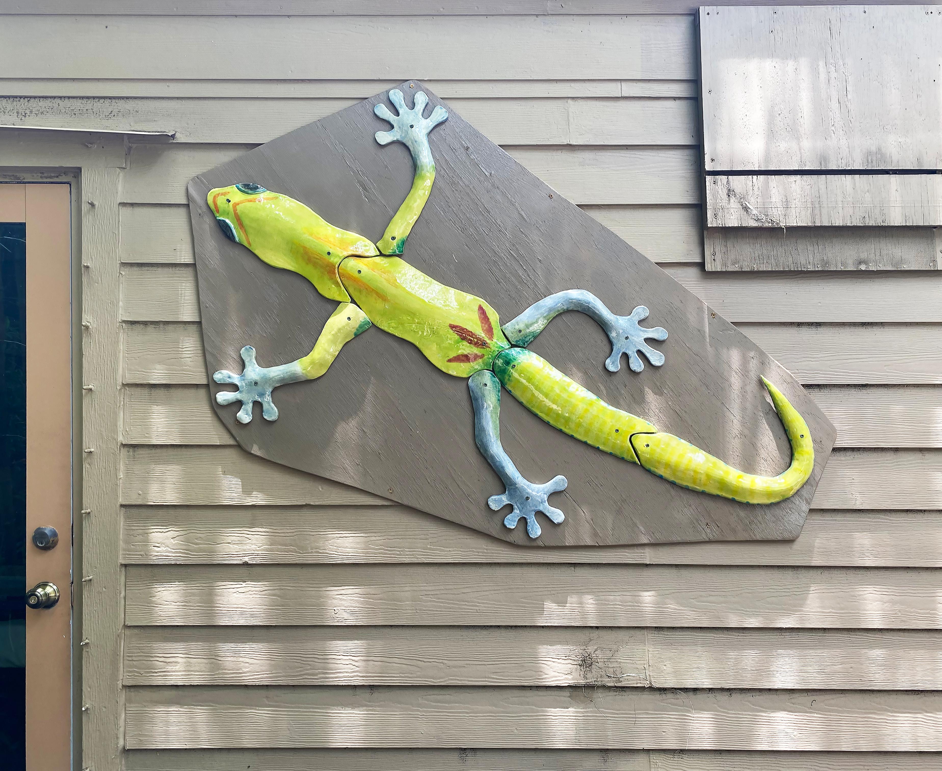 Organico moderno Monumentale scultura da parete di Geco in ceramica smaltata di Rexx Fisher, artista della Florida in vendita