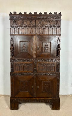 Monumentale armoire en Oak néo-gothique, début du 20e siècle