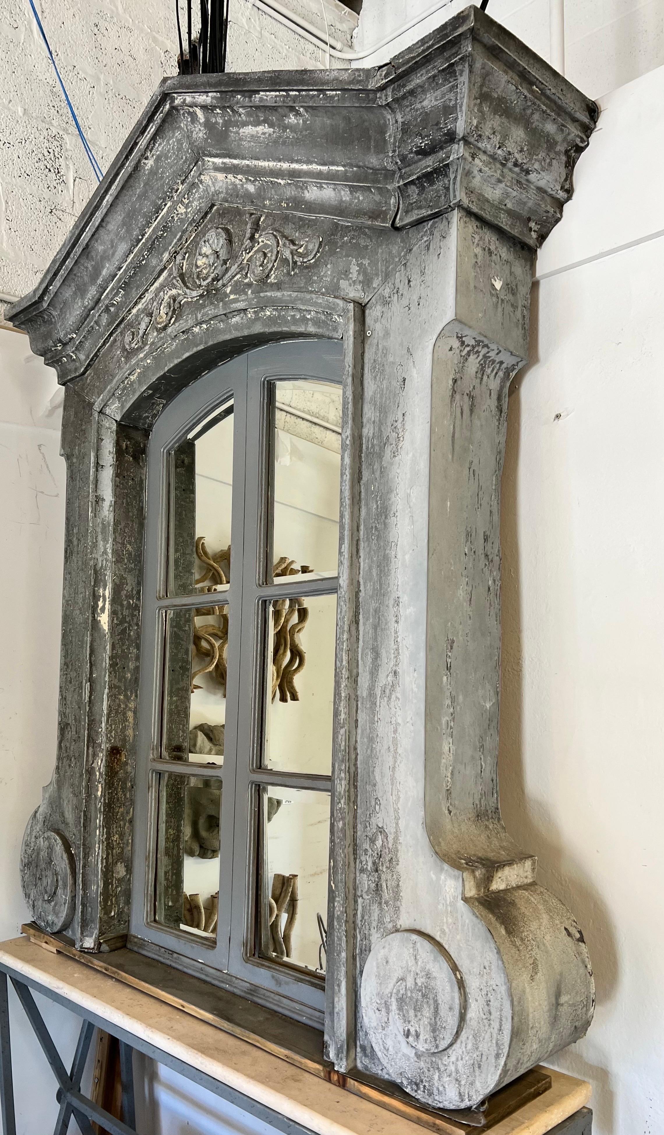 italien Miroir monumental de cheminée ou de sol en zinc gris en vente
