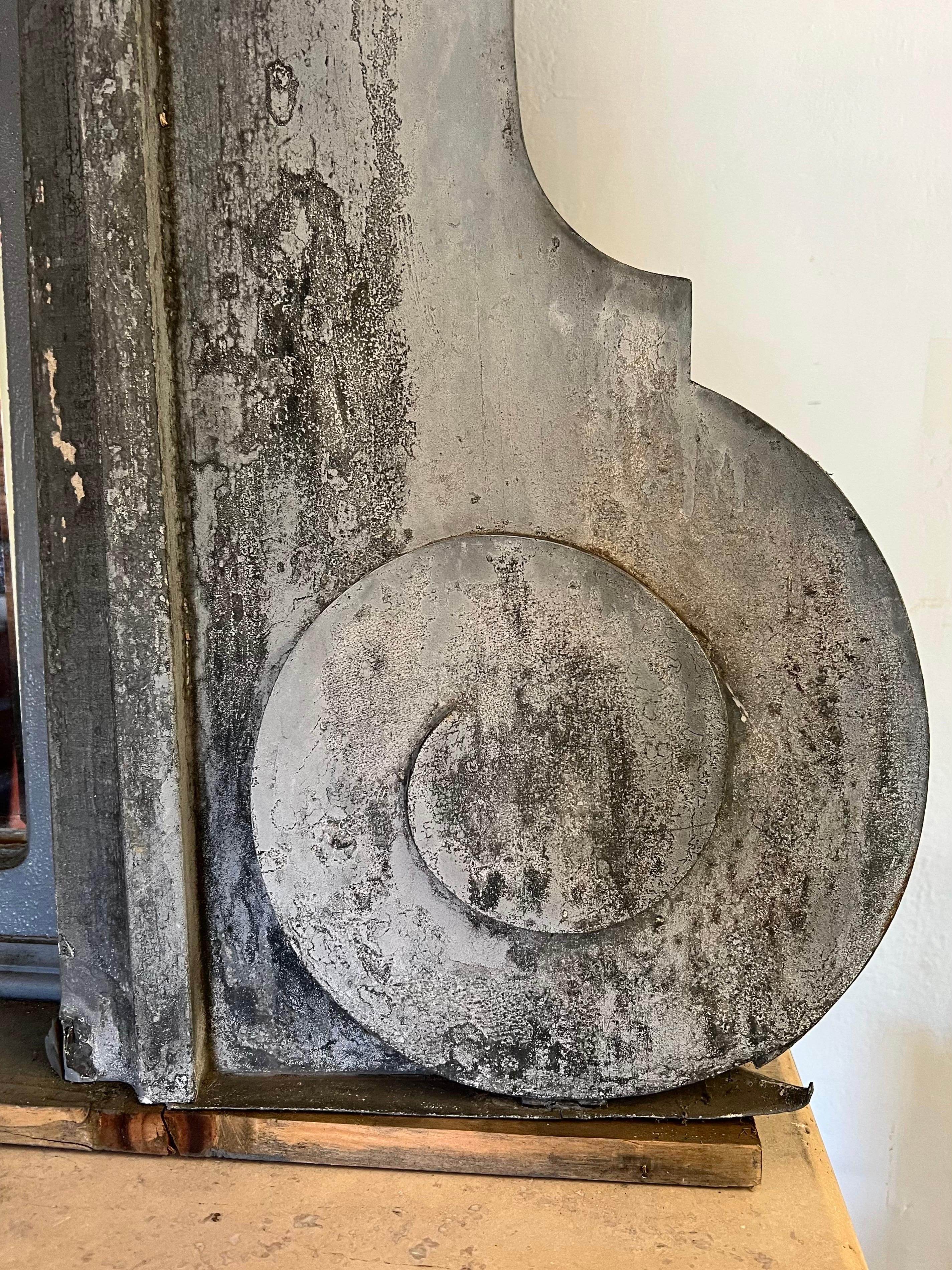 Miroir monumental de cheminée ou de sol en zinc gris Bon état - En vente à West Hartford, CT