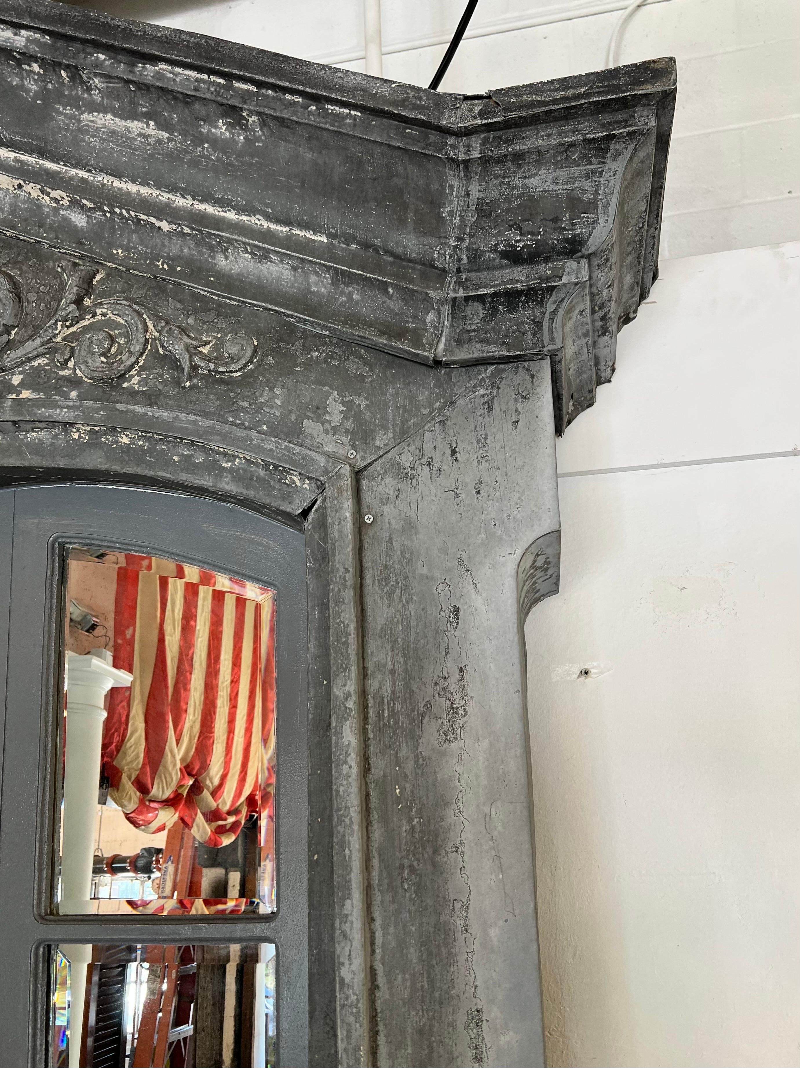 20ième siècle Miroir monumental de cheminée ou de sol en zinc gris en vente