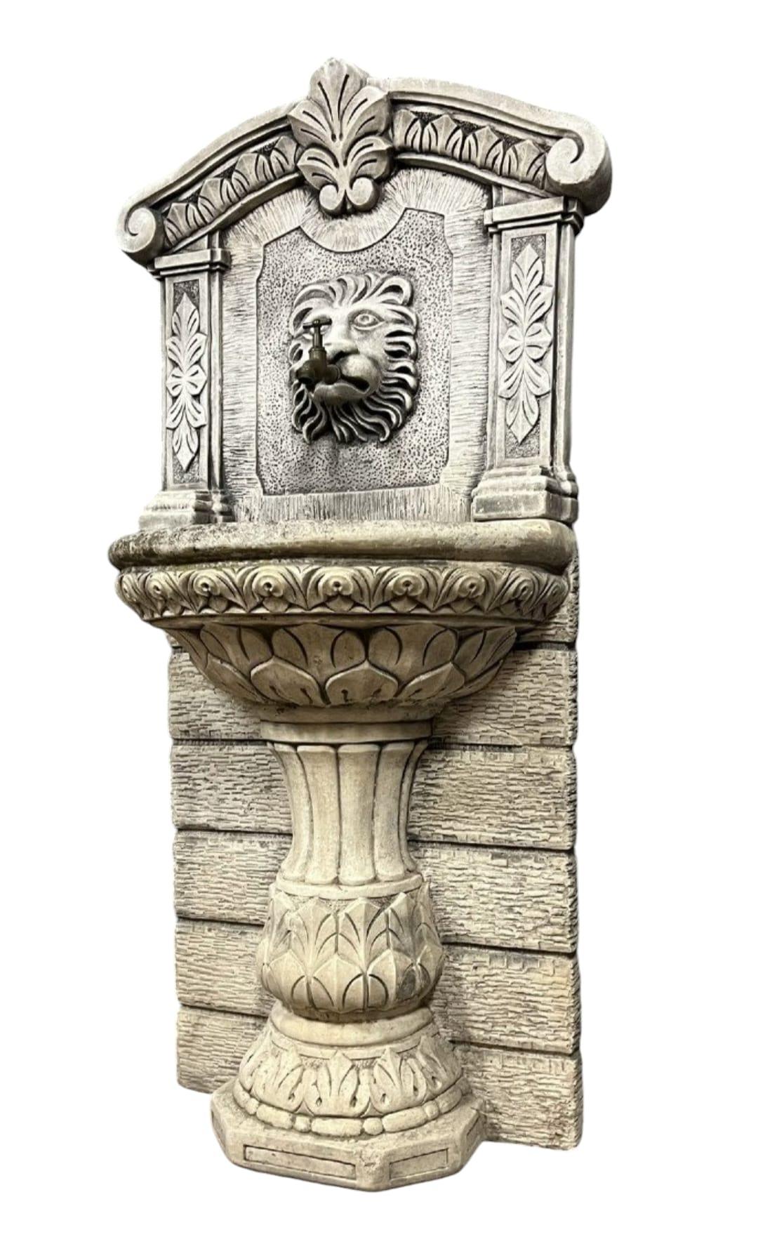 Fuente monumental de estilo griego en piedra reconstituida mediados del siglo XX en venta