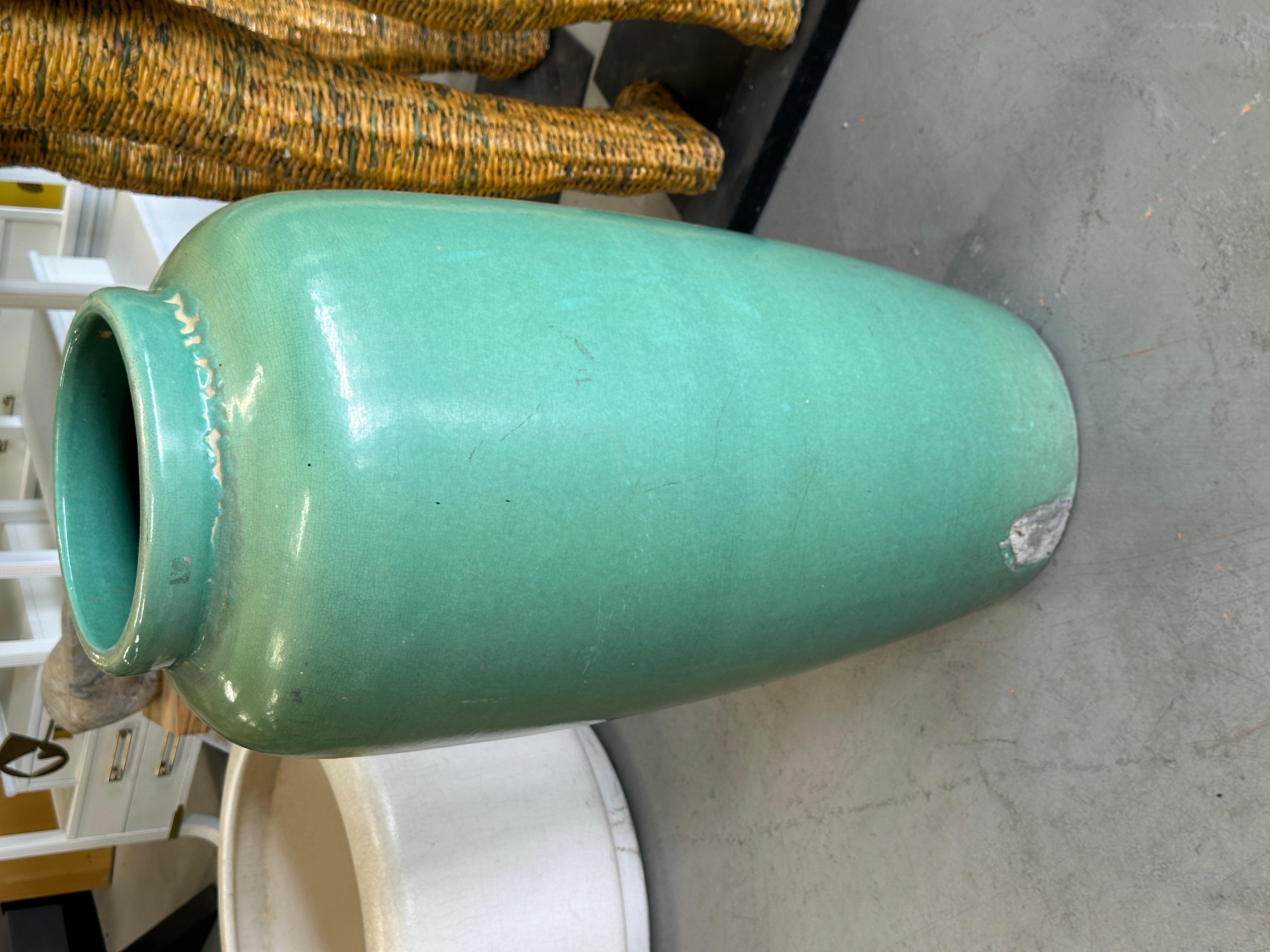 Eine monumentale Ölkanne oder große Bodenvase mit grüner Glasur. Es wurde aus dem Nachlass eines langjährigen Antiquitätenhändlers erworben. Er sammelte Catalina-Keramik, aber diese erinnert eher an Bauer oder Ohio Potteries wie Roseville oder RRP,