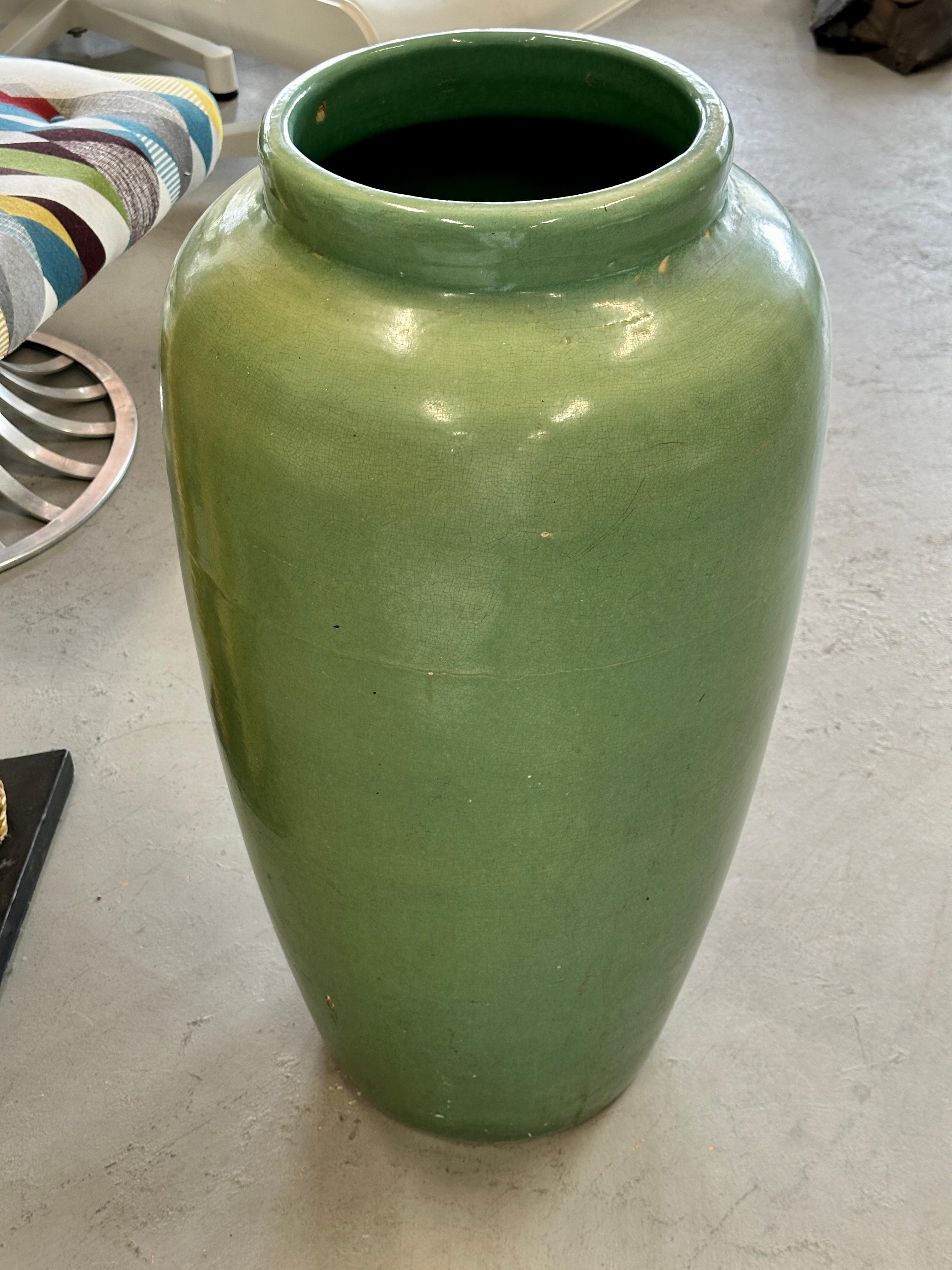 Monumentales grünes glasiertes Ölgefäß aus Steingut im Zustand „Gut“ im Angebot in Palm Springs, CA