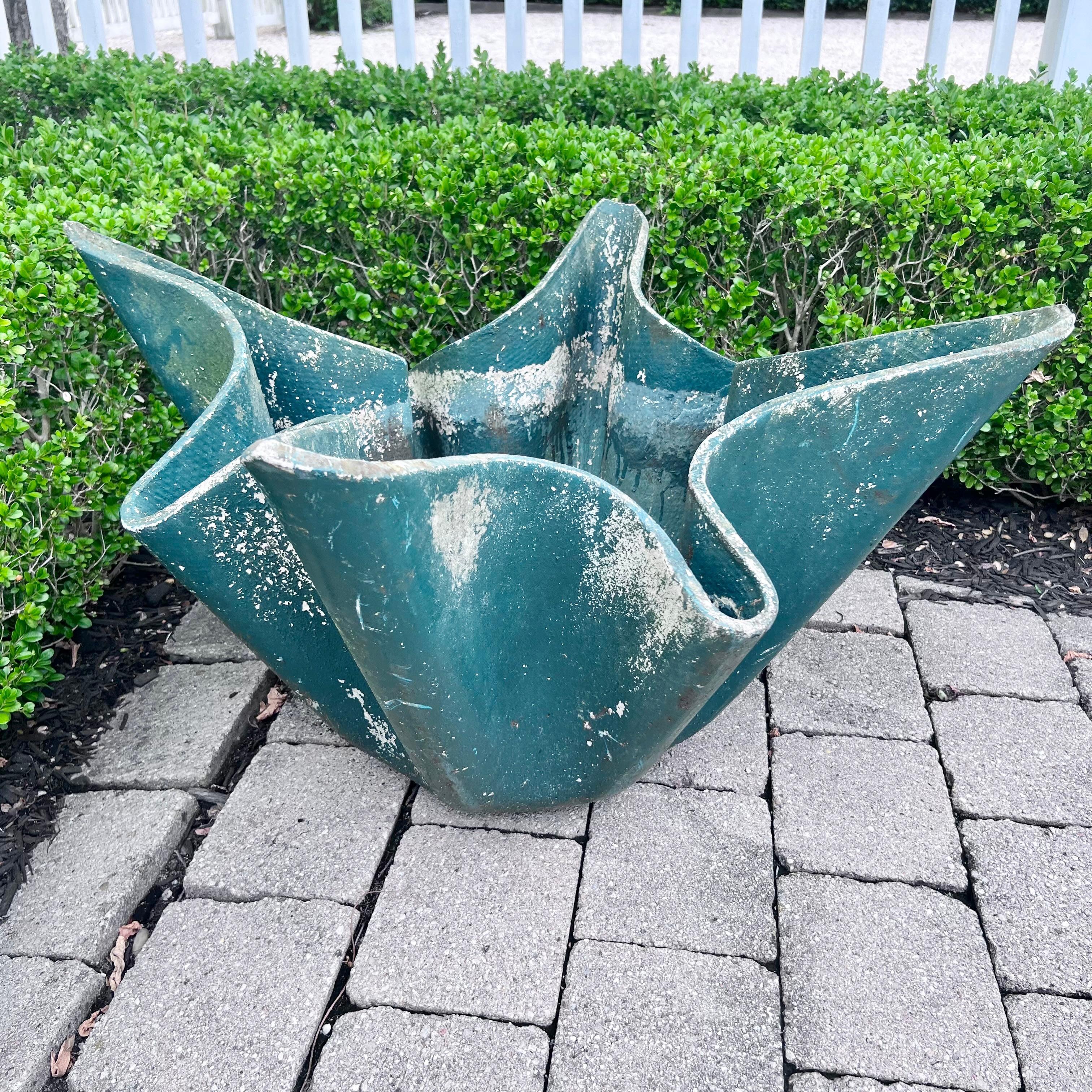 Stunning concrete planter by Swiss architect Willy Guhl. An iteration of his iconic handkerchief planter but as opposed to the traditional low profile handkerchief with wide leaf-like arms, this planter comes with massive prongs standing erect