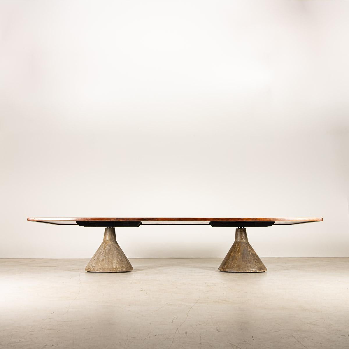 Dieser Guanabara-Esstisch des berühmten Designers Jorge Zalszupin ist ein Meisterwerk der modernistischen Komposition und kühnen Materialität. Er ist ein eindrucksvolles Beispiel für brasilianisches Design aus der Mitte des Jahrhunderts in seiner