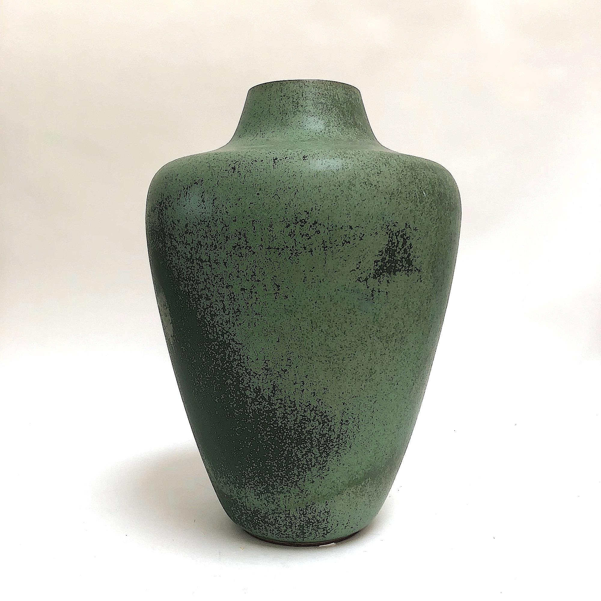 Extra large and rare Classic green Bauhaus ceramic by Hamelner Töpferei, Germany.
Signatur.: stamped 