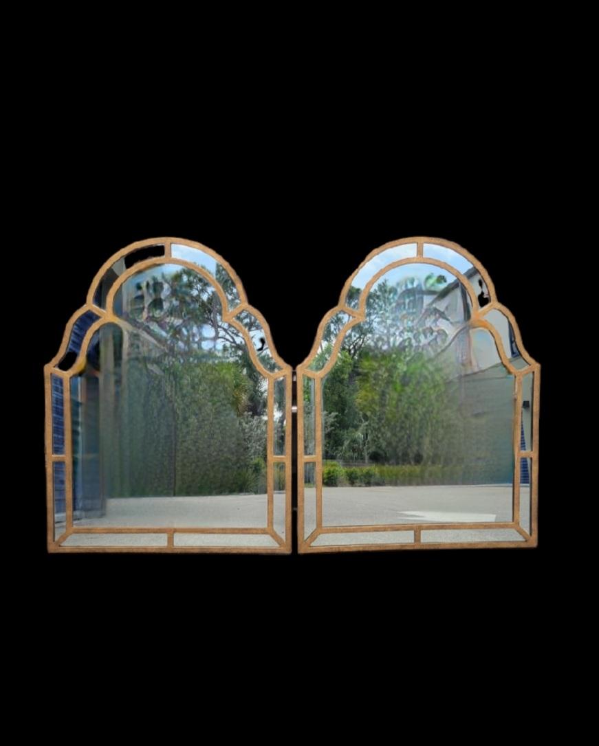 Hollywood Regency Paire de miroirs muraux monumentaux en forme de pagode arquée d'or martelé de style Guild en vente