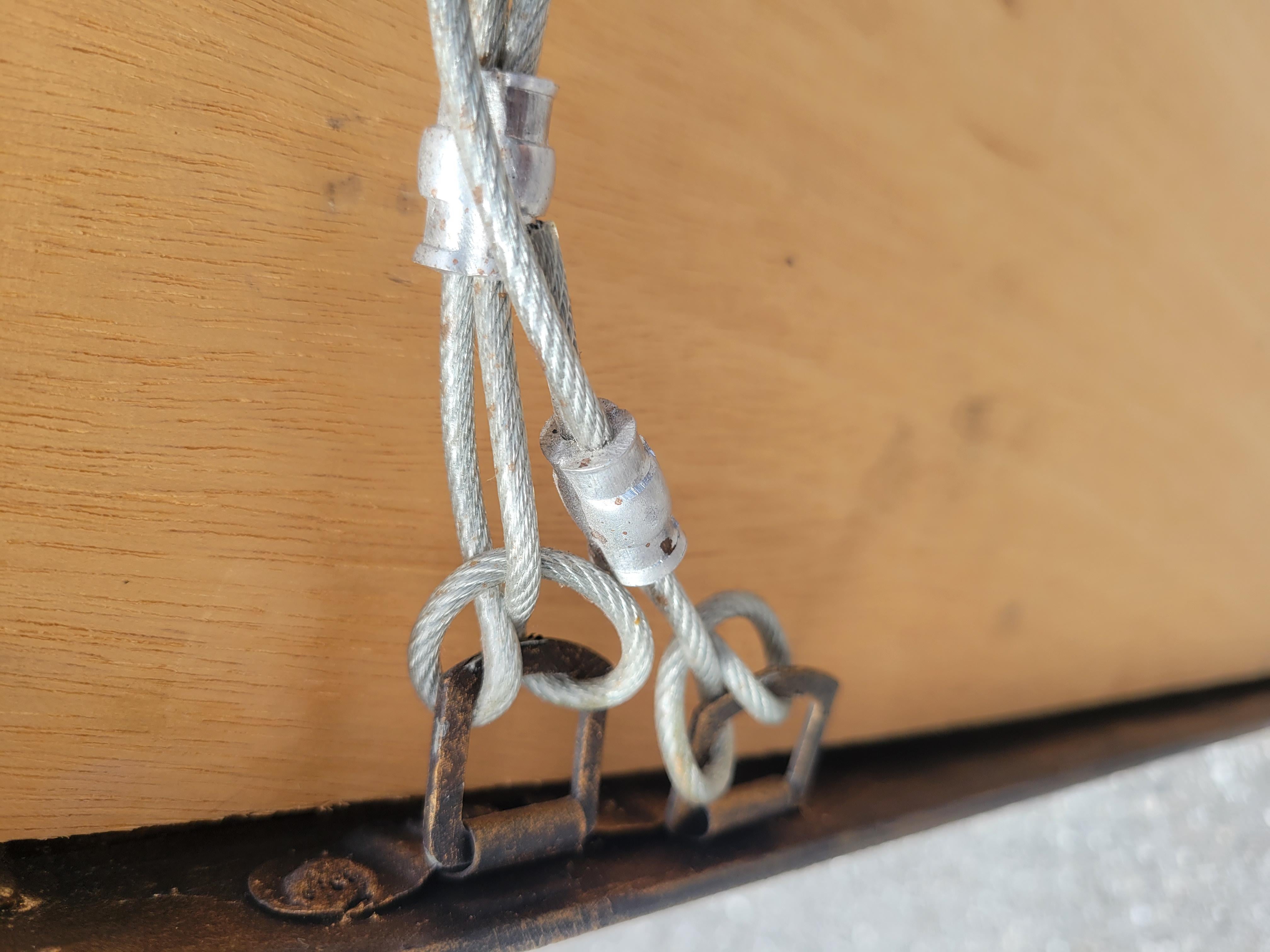 Inconnu Paire de miroirs muraux monumentaux en forme de pagode arquée d'or martelé de style Guild en vente