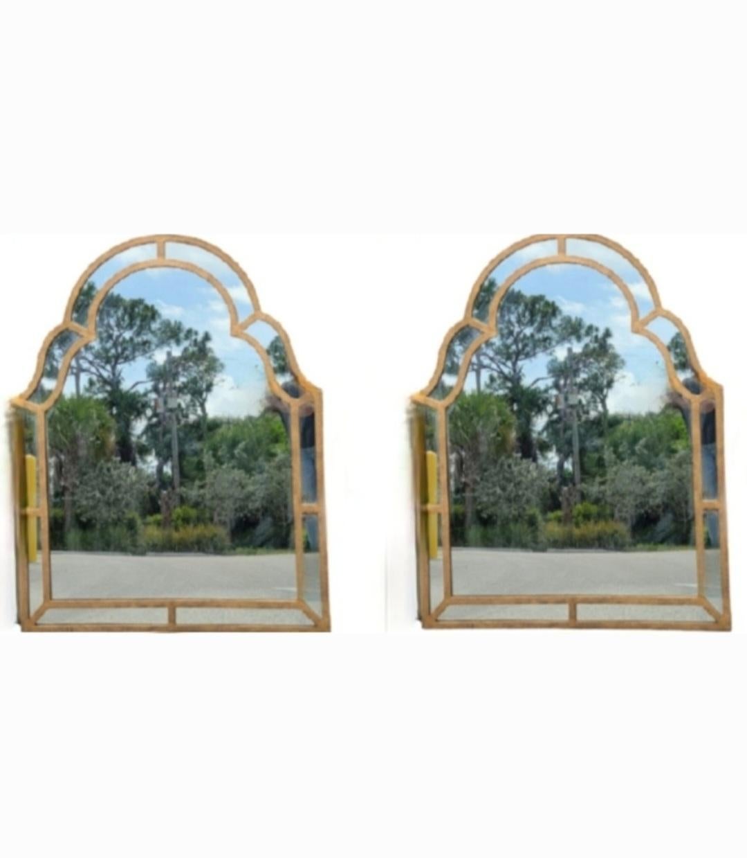 Martelé Paire de miroirs muraux monumentaux en forme de pagode arquée d'or martelé de style Guild en vente
