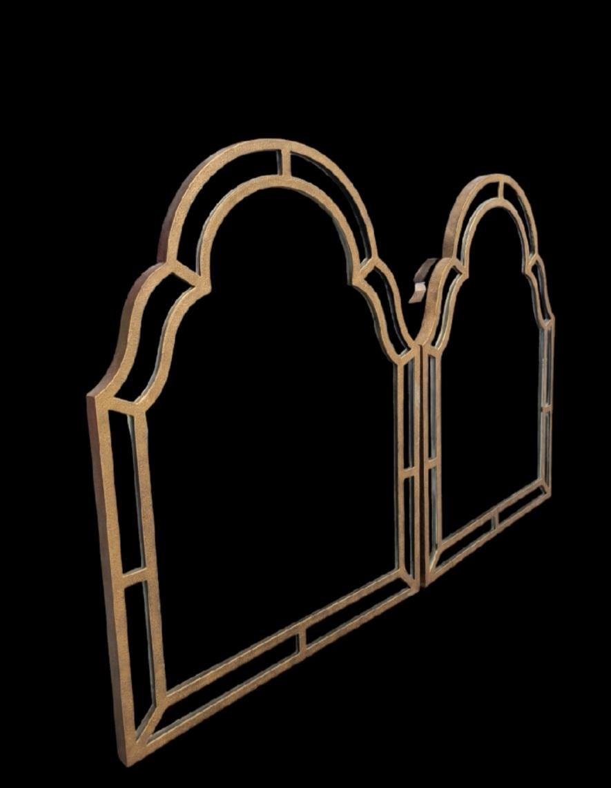 Paire de miroirs muraux monumentaux en forme de pagode arquée d'or martelé de style Guild Bon état - En vente à Jensen Beach, FL