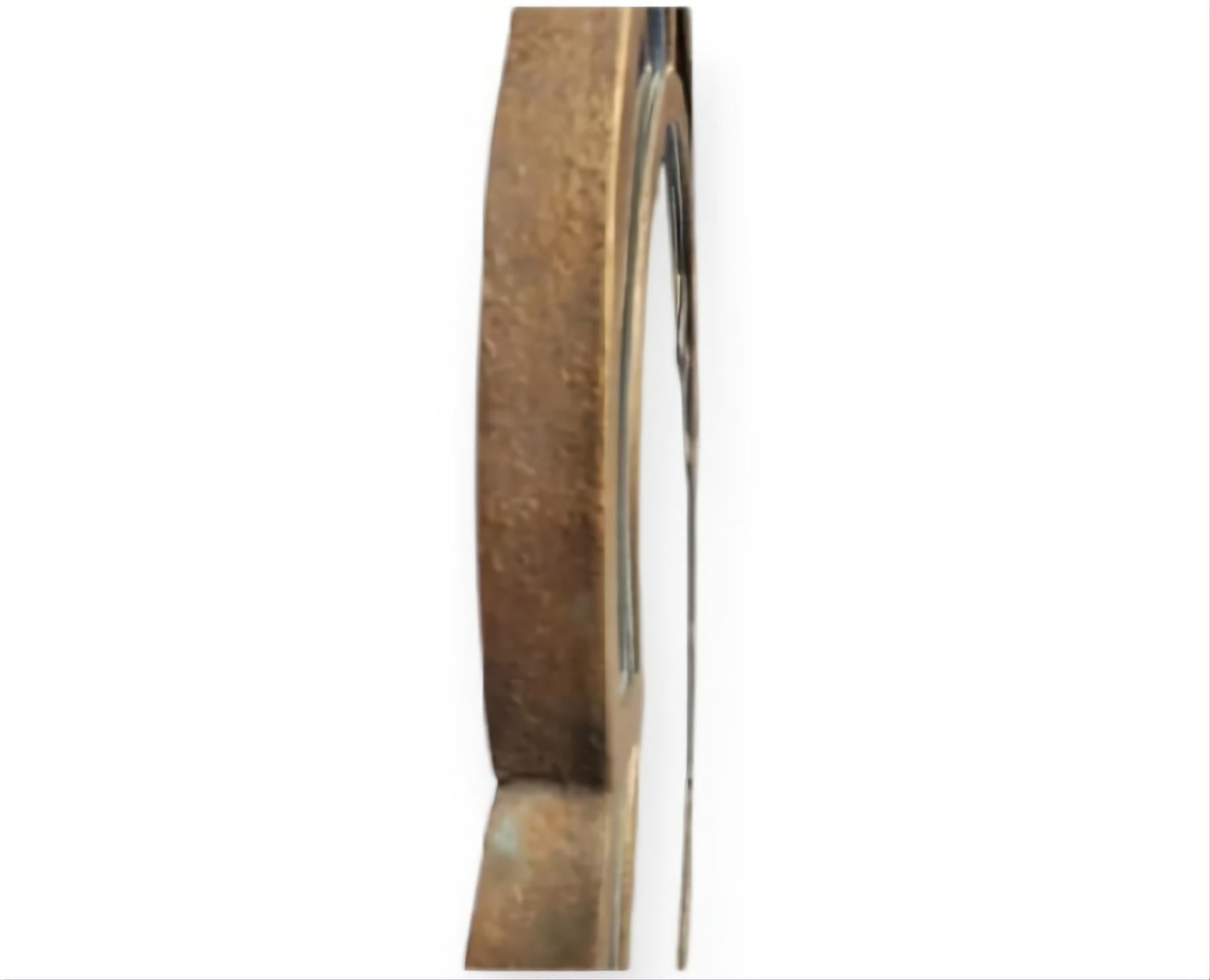20ième siècle Paire de miroirs muraux monumentaux en forme de pagode arquée d'or martelé de style Guild en vente