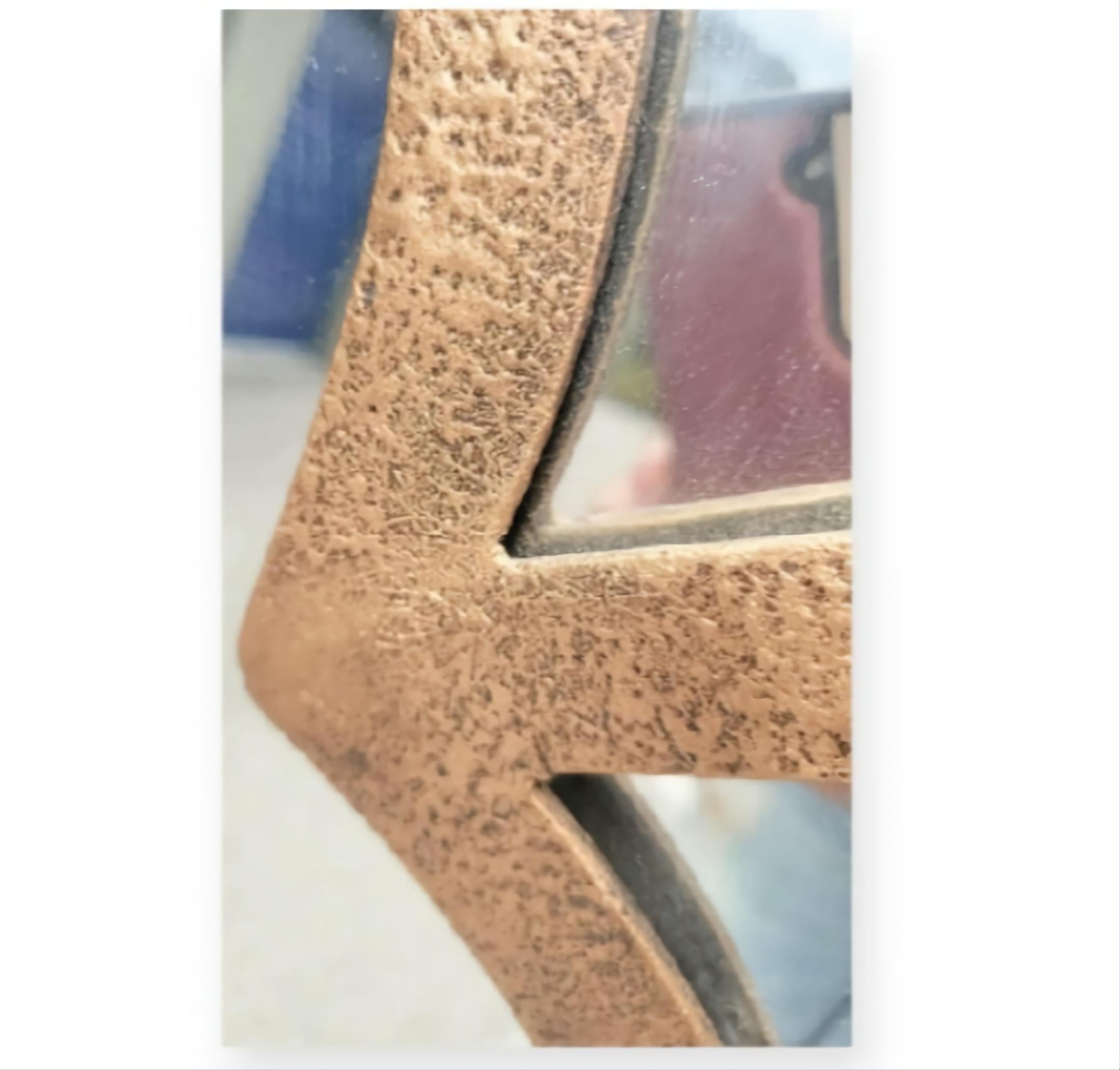 Fer Paire de miroirs muraux monumentaux en forme de pagode arquée d'or martelé de style Guild en vente