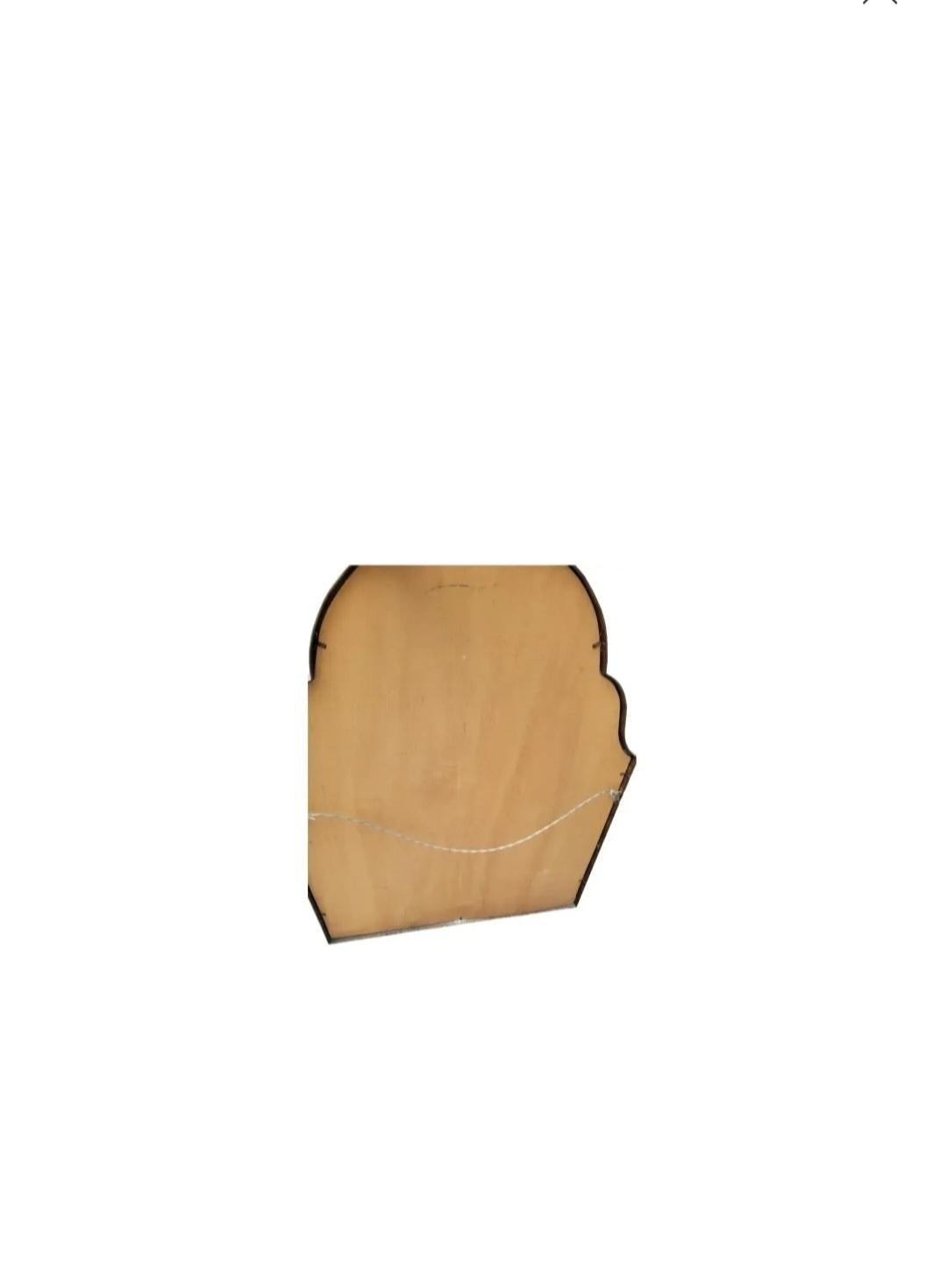 Paire de miroirs muraux monumentaux en forme de pagode arquée d'or martelé de style Guild en vente 1