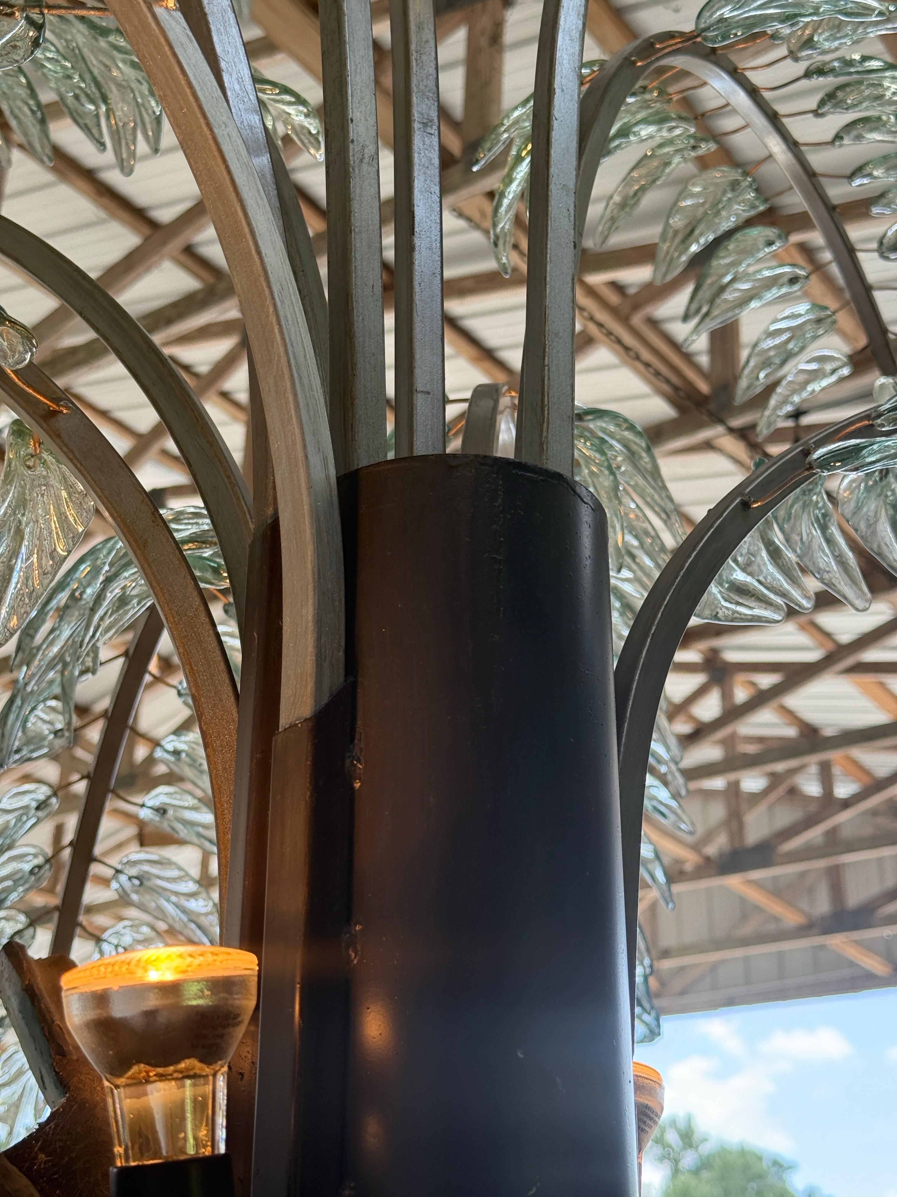 Monumentale Stehlampe aus mundgeblasenem Glas und Metall mit gemeißeltem Faserglas im Angebot 4